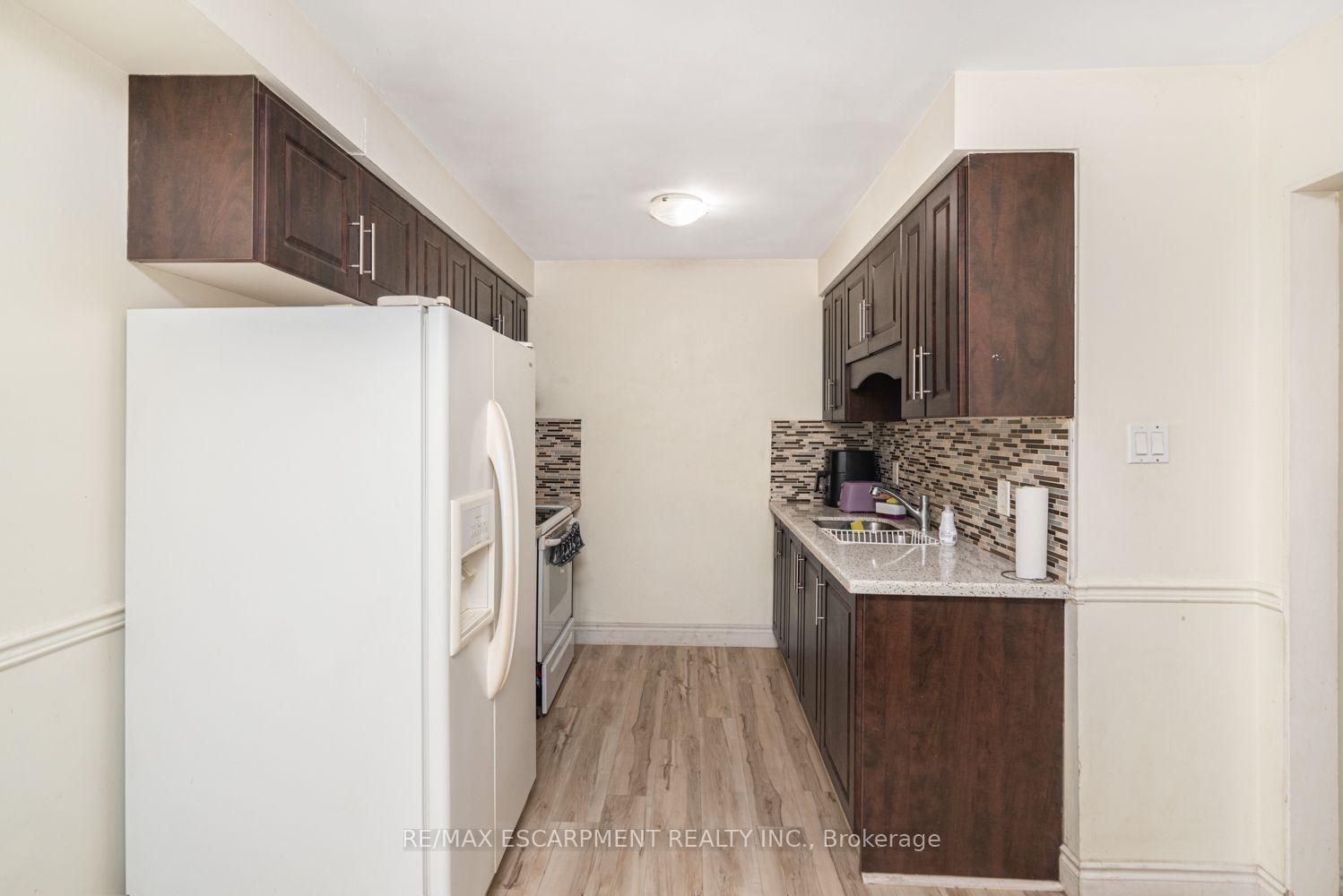Photo 10 of Unit 5, 2700 Barton Street E, Hamilton, Riverdale — HOMEH