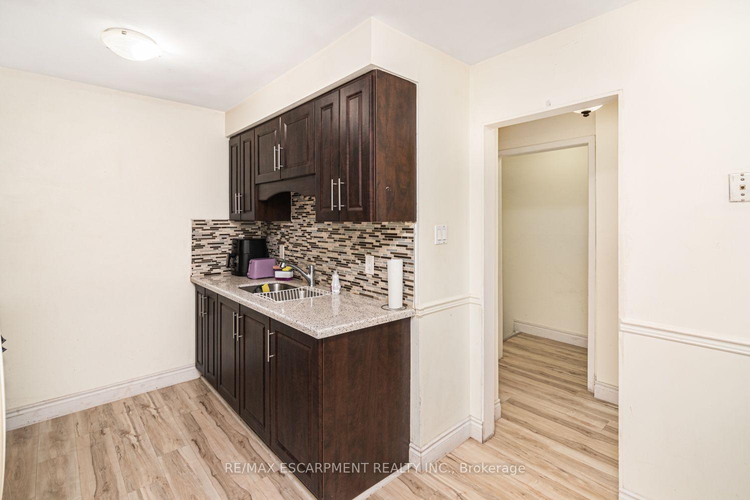 Photo 11 of Unit 5, 2700 Barton Street E, Hamilton, Riverdale — HOMEH