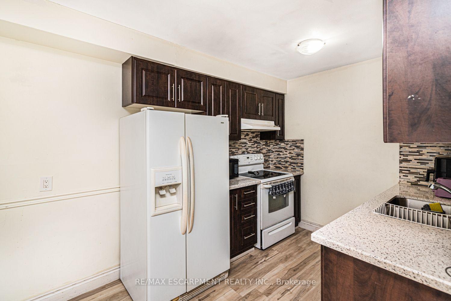 Photo 13 of Unit 5, 2700 Barton Street E, Hamilton, Riverdale — HOMEH