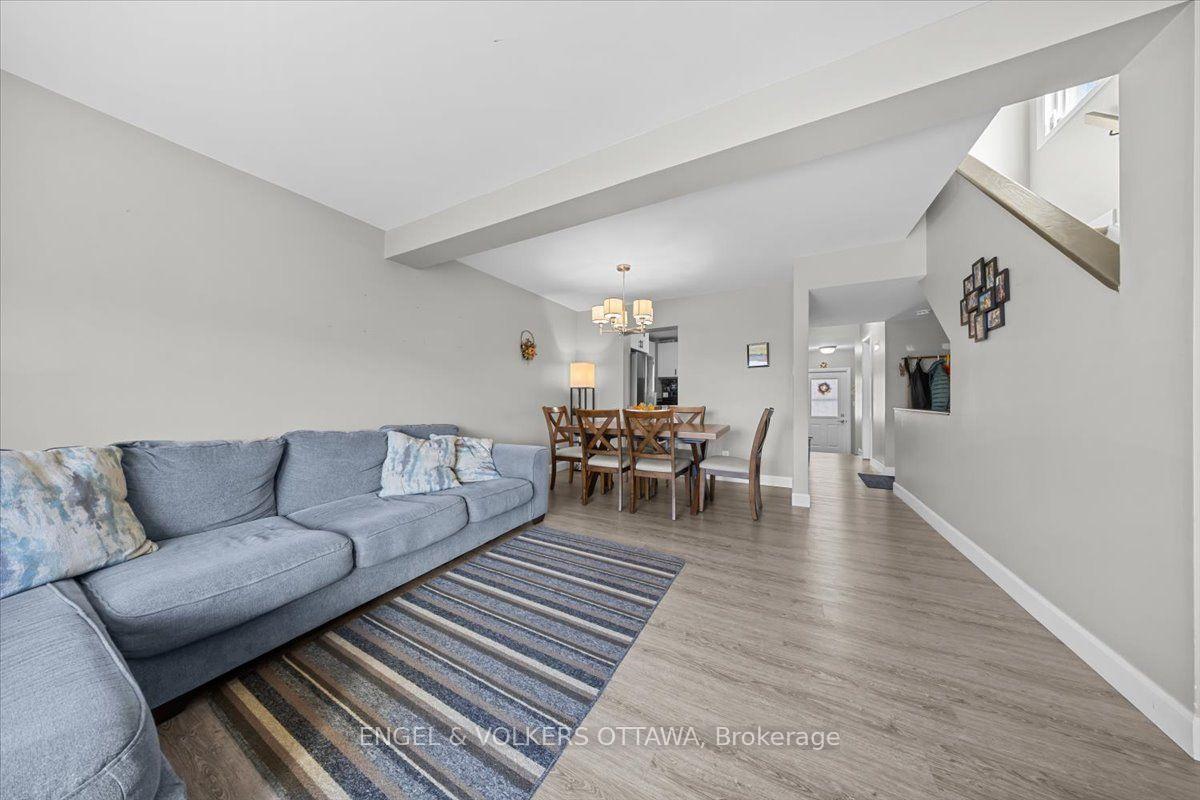 Photo 3 of 47 Bentbrook Crescent, Ottawa, Barrhaven - Heritage Park — HOMEH