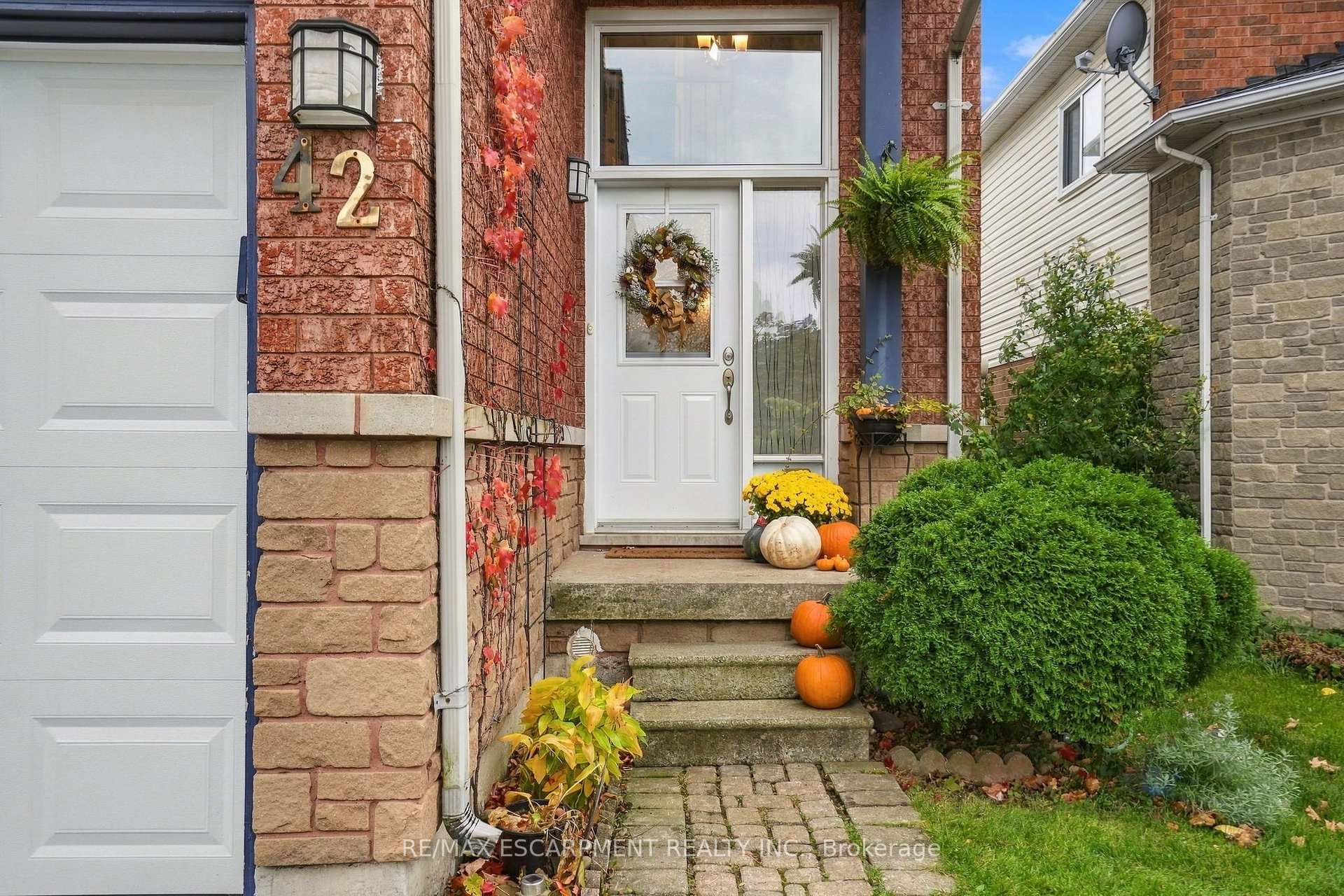 Photo 3 of 42 Kildonan Crescent, Hamilton, Waterdown — HOMEH