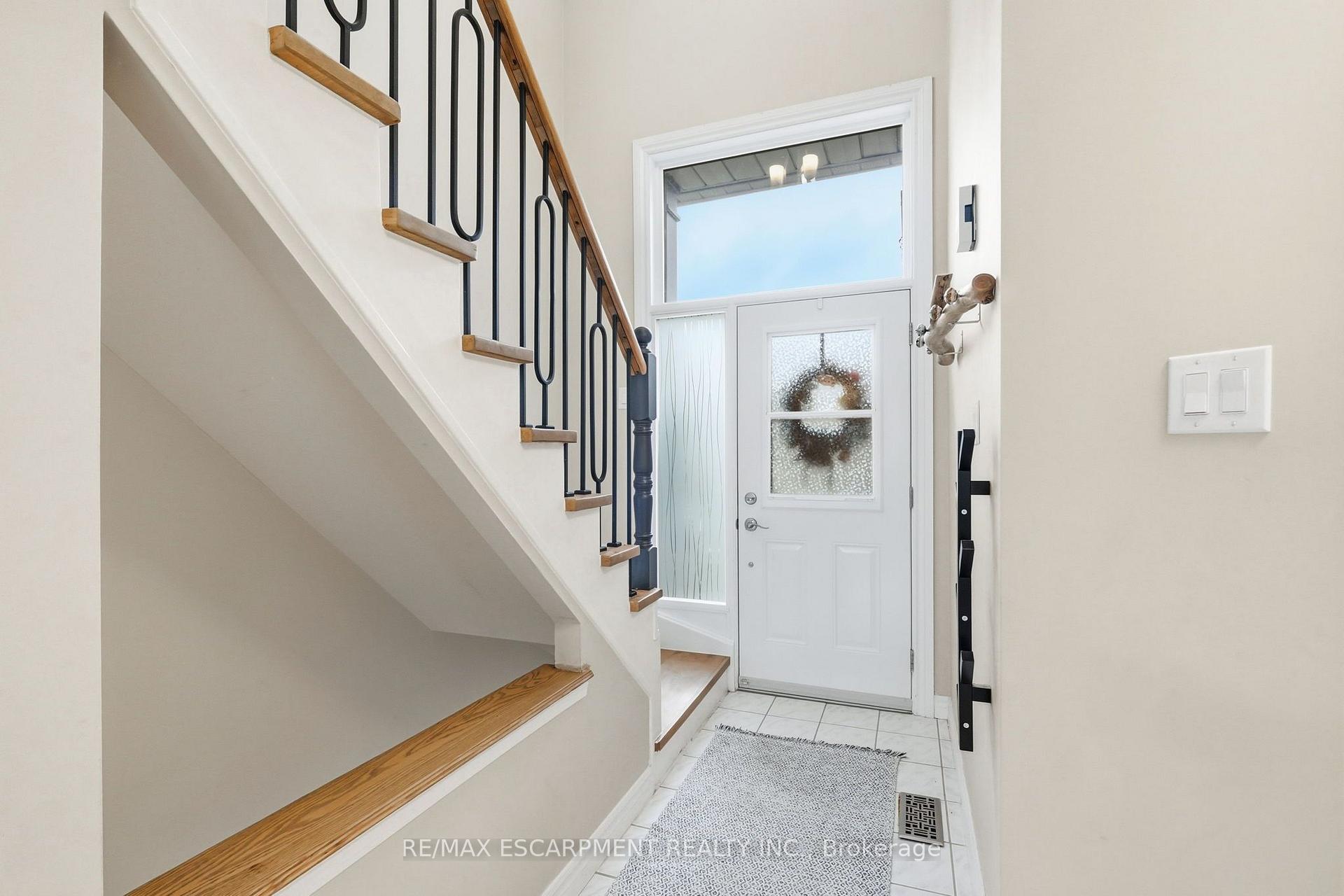Photo 4 of 42 Kildonan Crescent, Hamilton, Waterdown — HOMEH