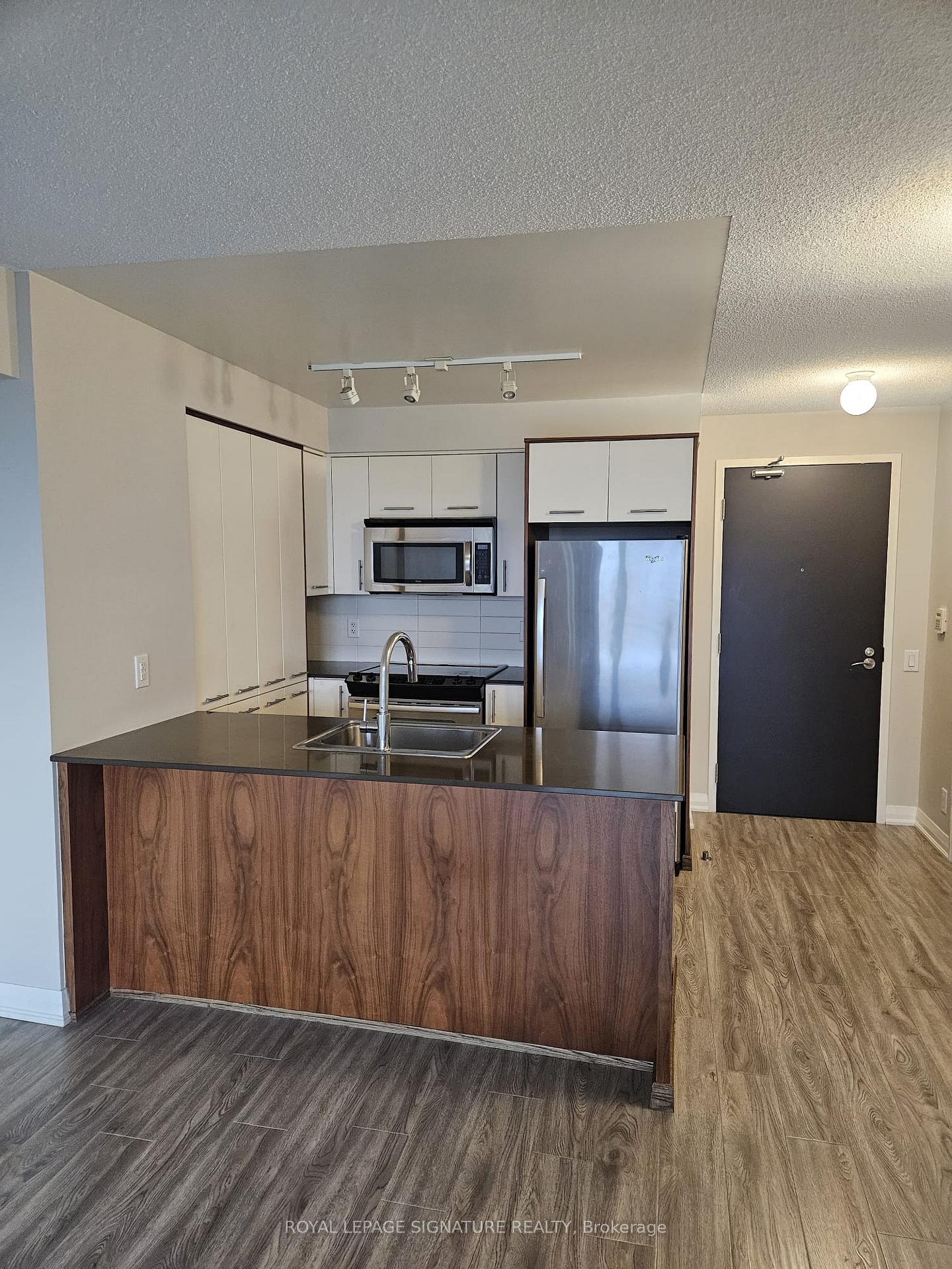 Photo 4 of Unit 608, 1 Valhalla Inn Road, Etobicoke, Islington-City Centre West — HOMEH