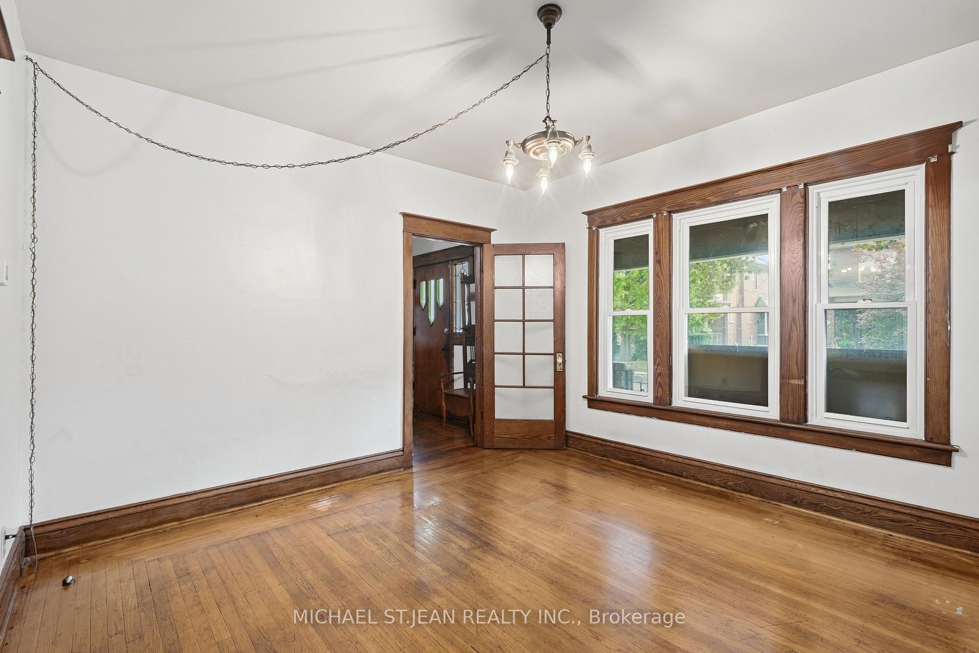 Photo 8 of 58 Connaught Avenue S, Hamilton, Gibson — HOMEH