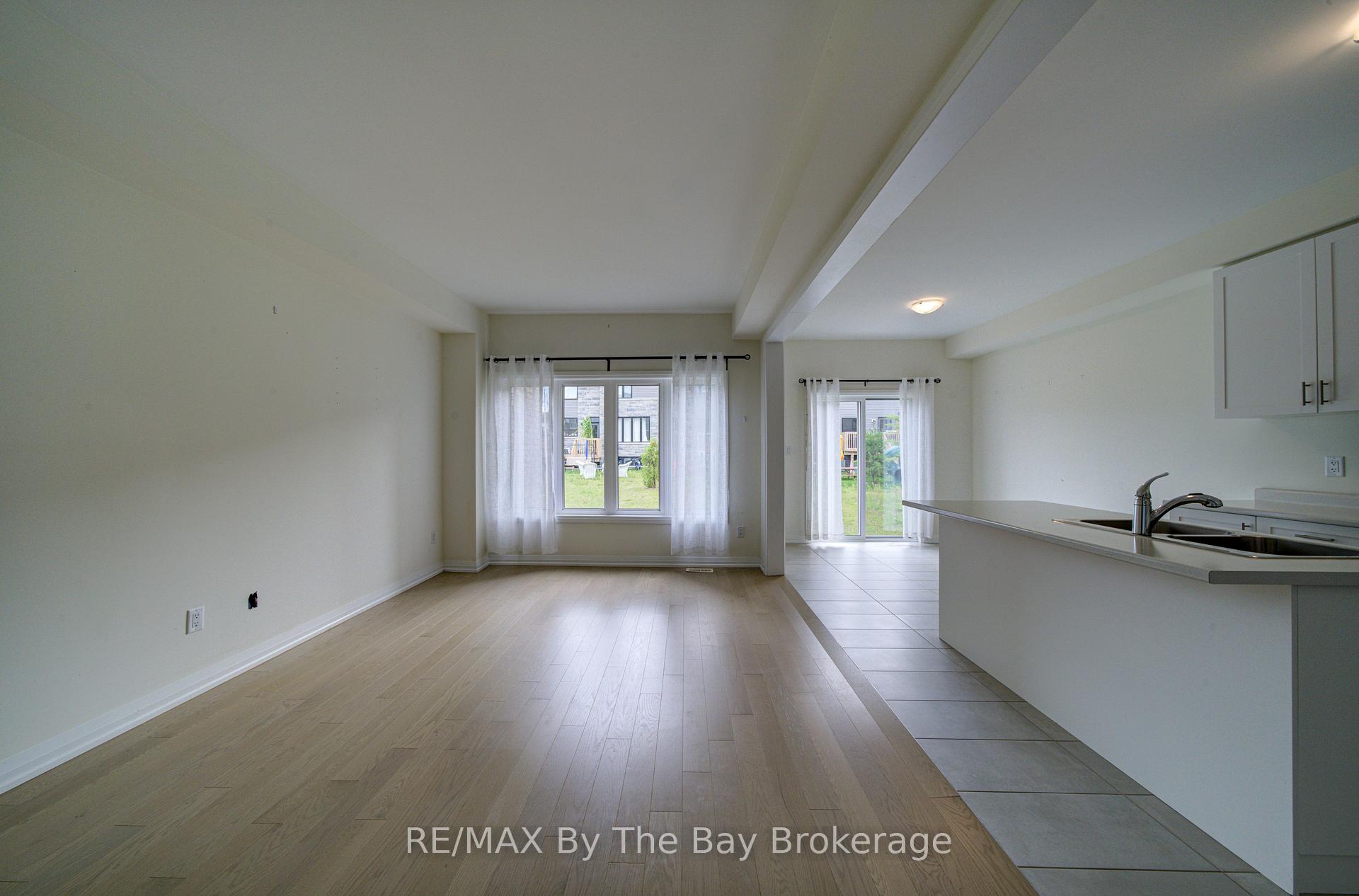 Photo 7 of 73 Federica Crescent, Wasaga Beach — HOMEH