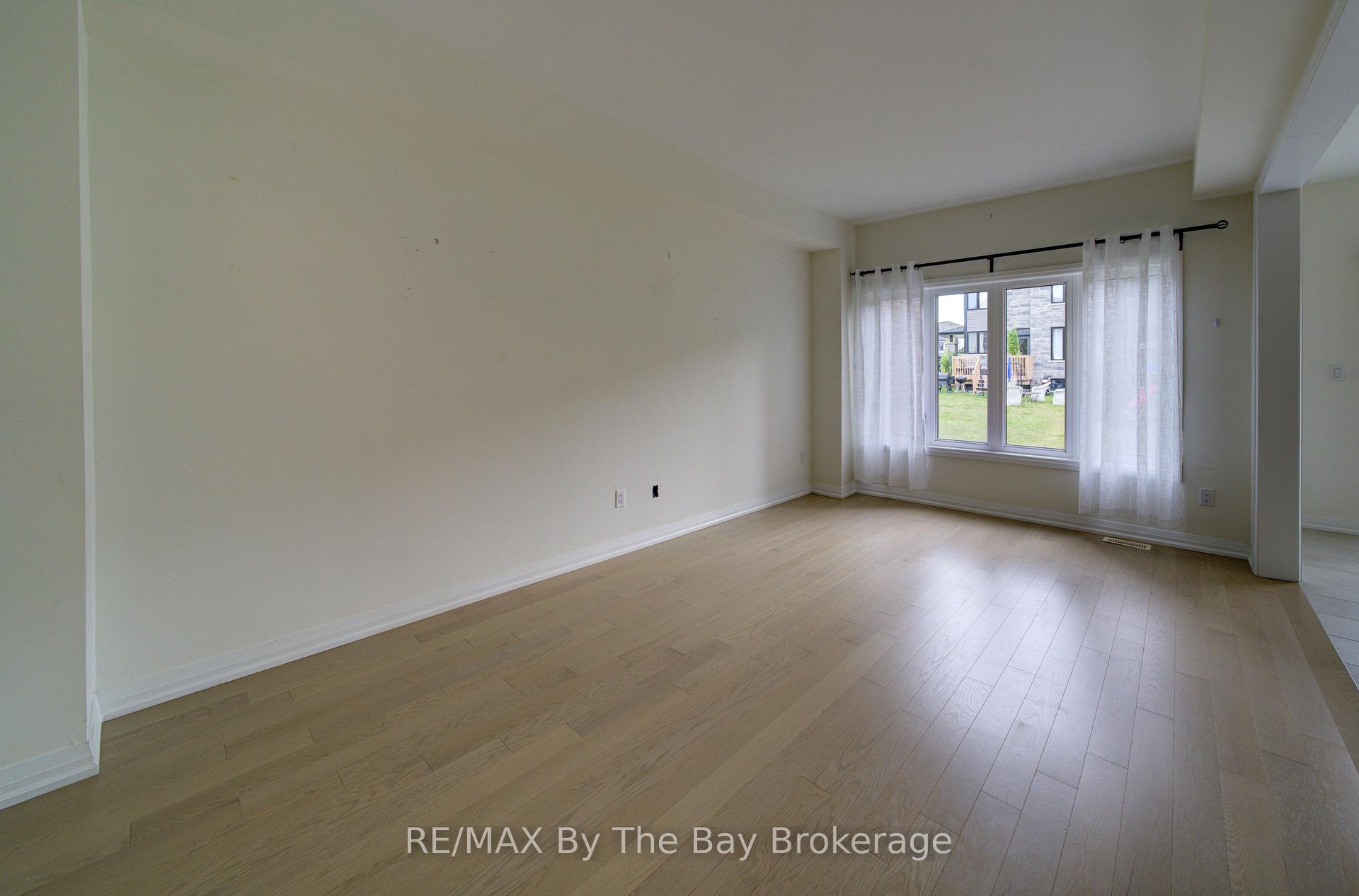 Photo 8 of 73 Federica Crescent, Wasaga Beach — HOMEH
