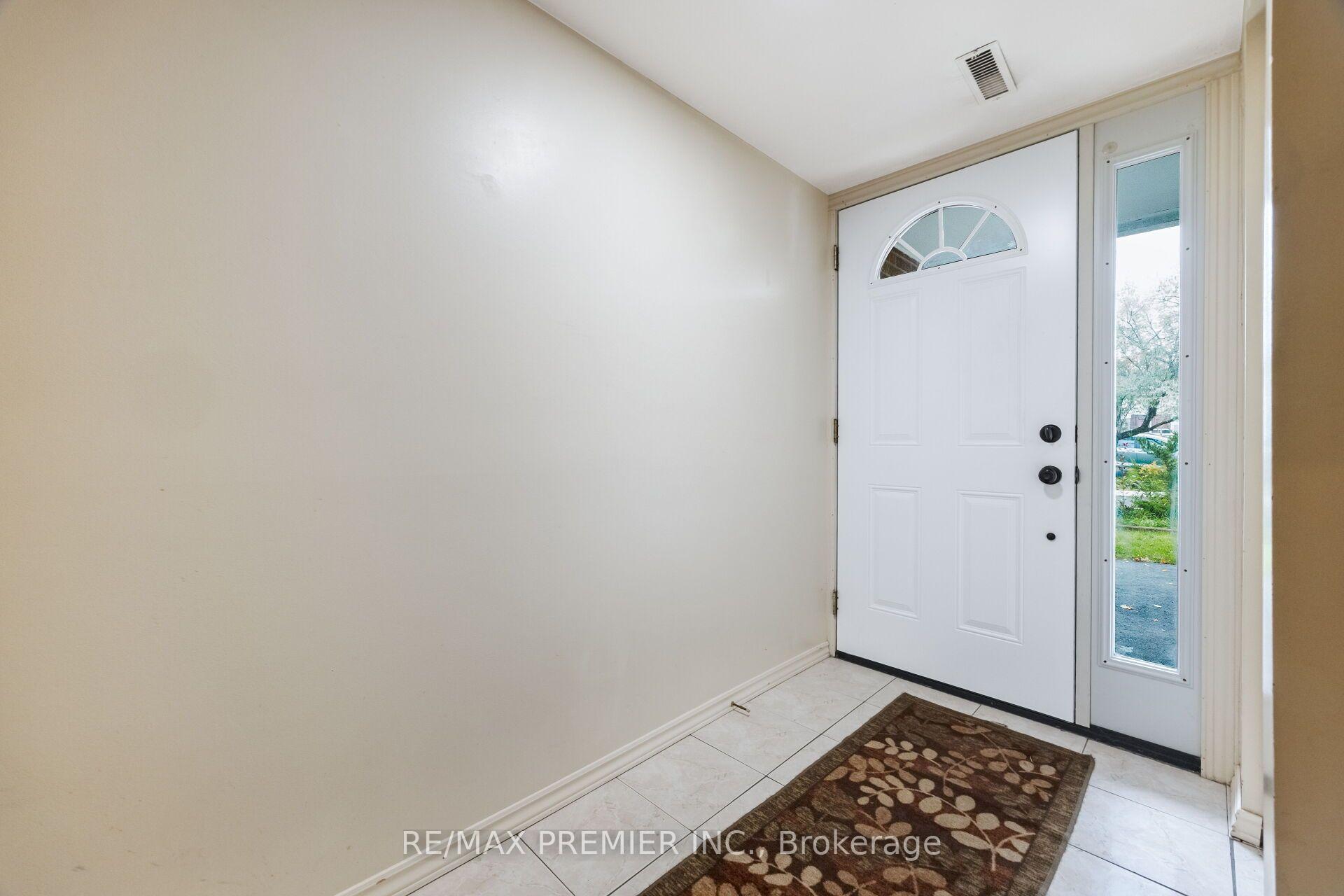 Photo 12 of Unit Unit 5, 3 Kendleton Drive, Etobicoke, Mount Olive-Silverstone-Jamestown — HOMEH