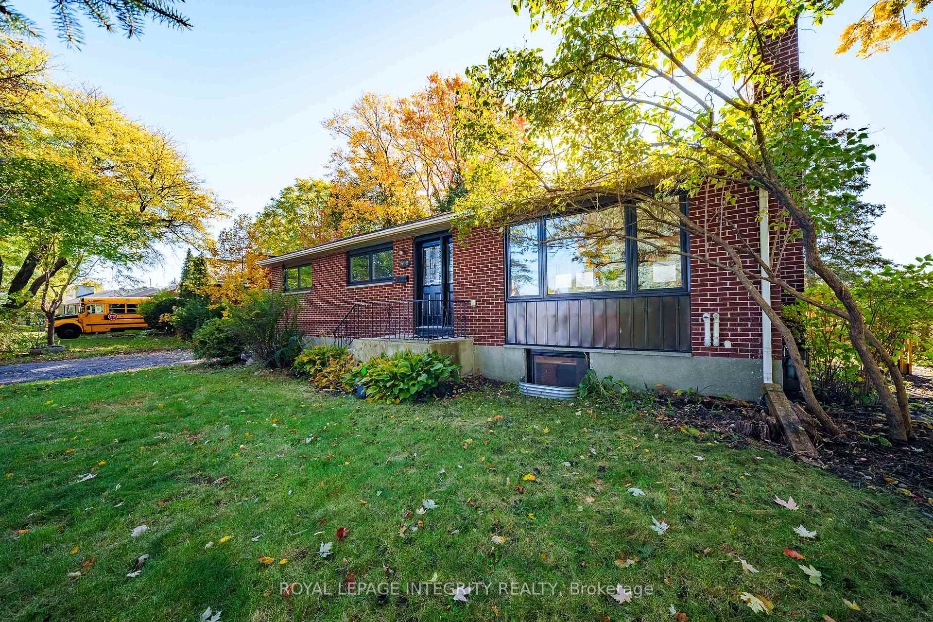 Photo 3 of 2408 Drury Lane, Ottawa, Parkway Park — HOMEH