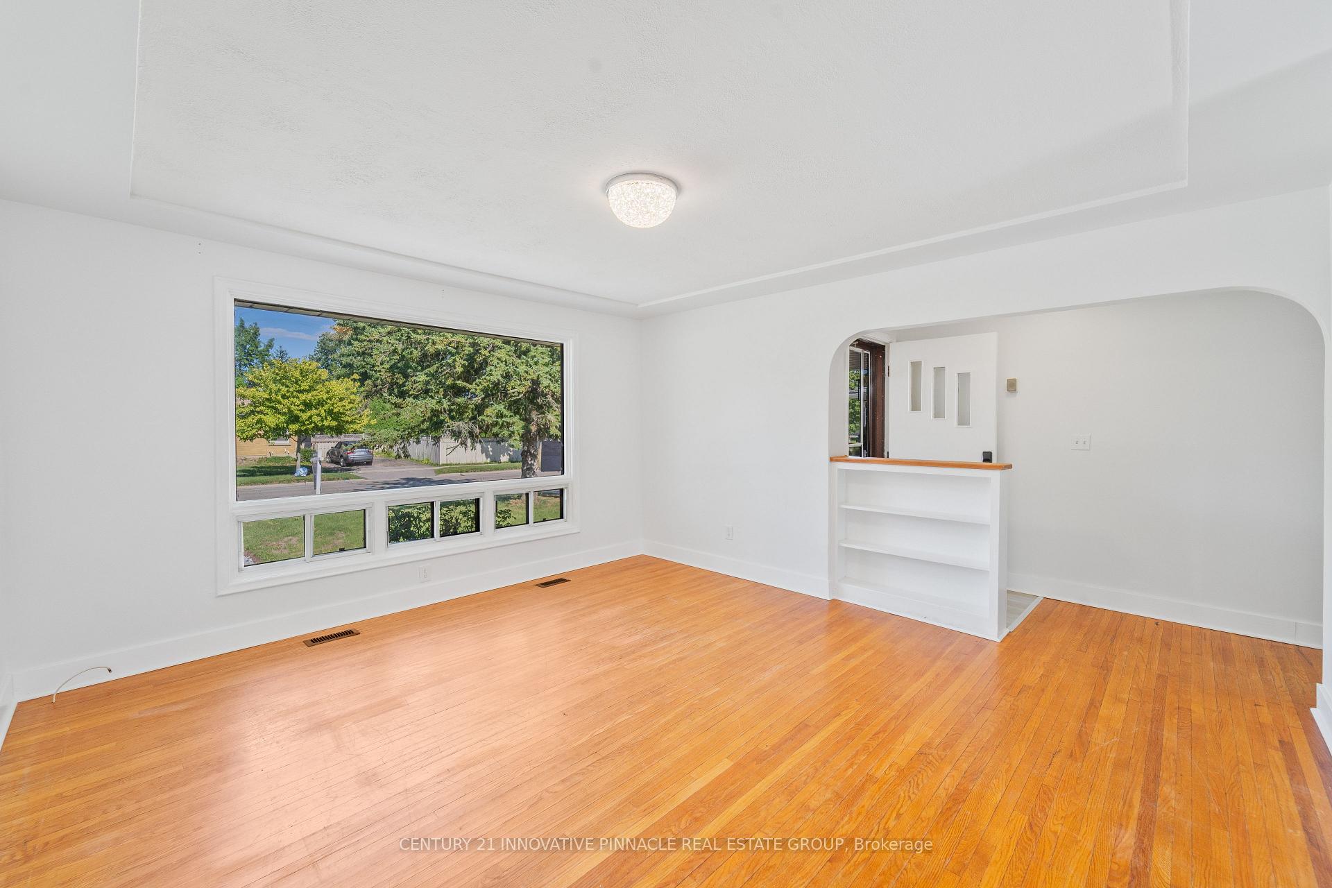 Photo 18 of 163 Atkinson Boulevard, London, East H — HOMEH