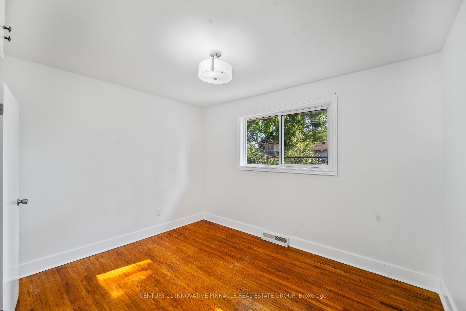 Photo 32 of 163 Atkinson Boulevard, London, East H — HOMEH