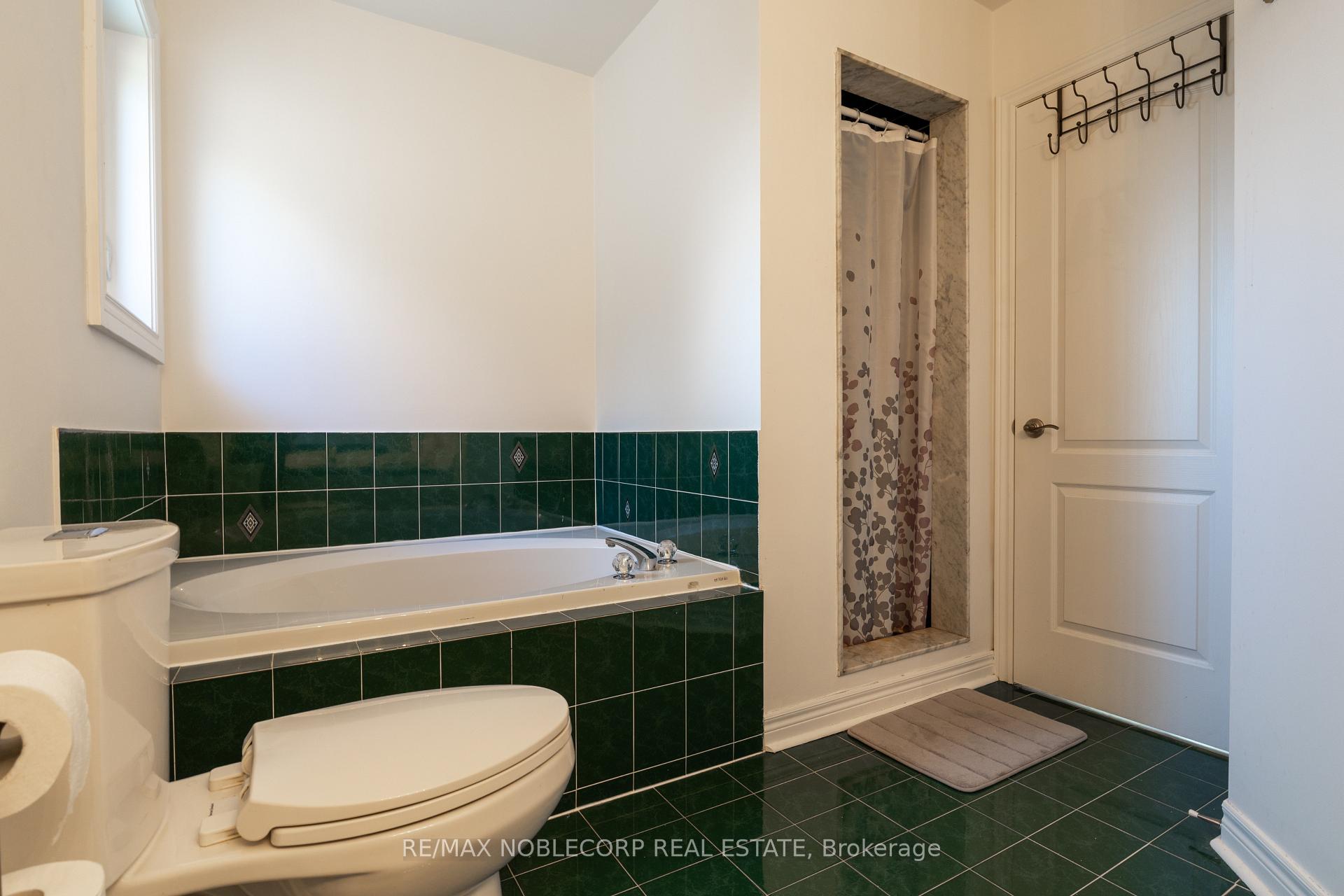 Photo 33 of 71 Castlepoint Drive, Vaughan, Elder Mills — HOMEH