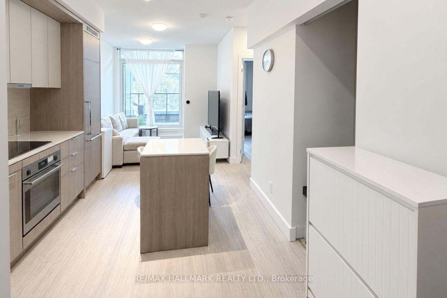 Photo 3 of Unit 216, 6 Greenbriar Road, North York, Bayview Village — HOMEH