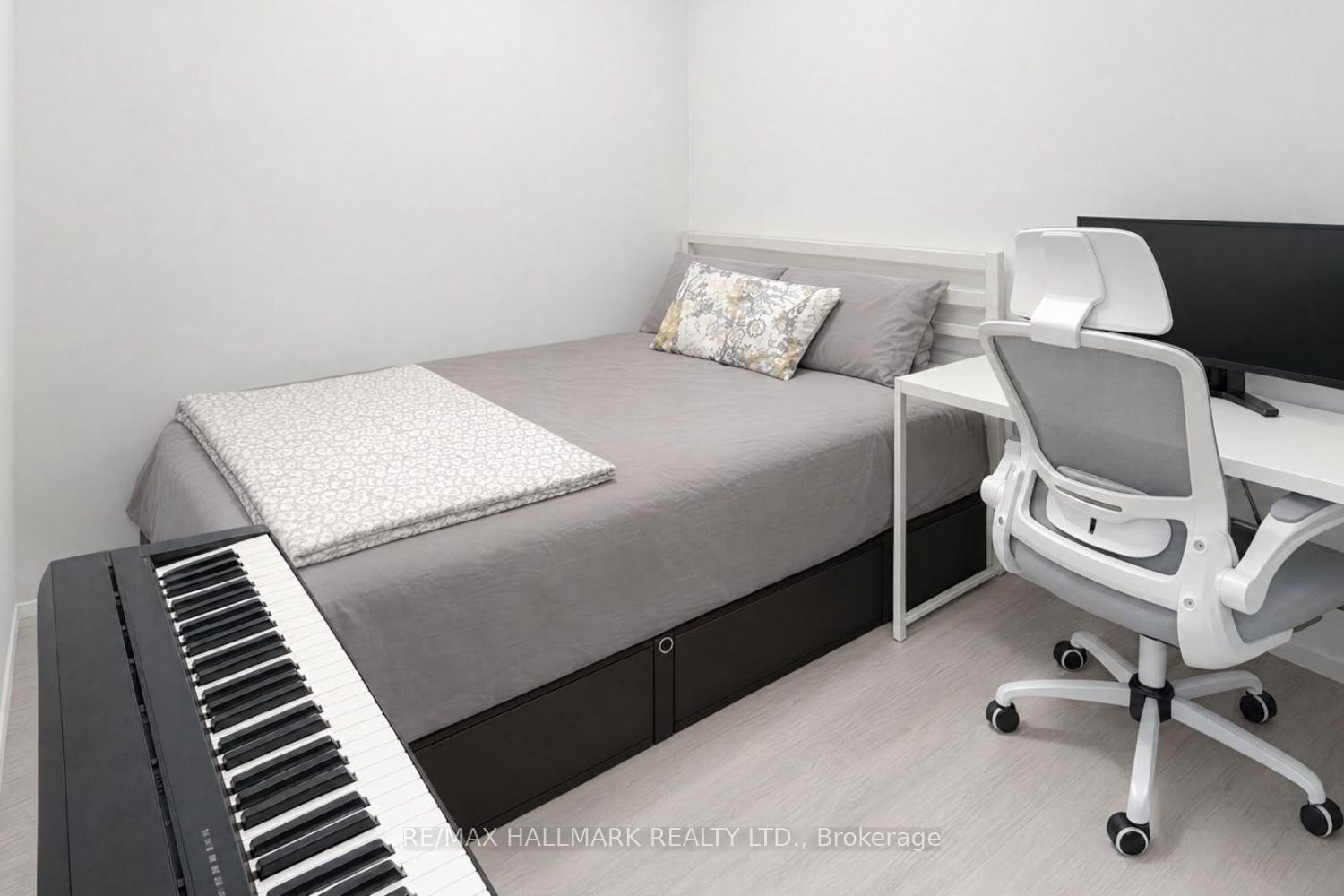 Photo 8 of Unit 216, 6 Greenbriar Road, North York, Bayview Village — HOMEH
