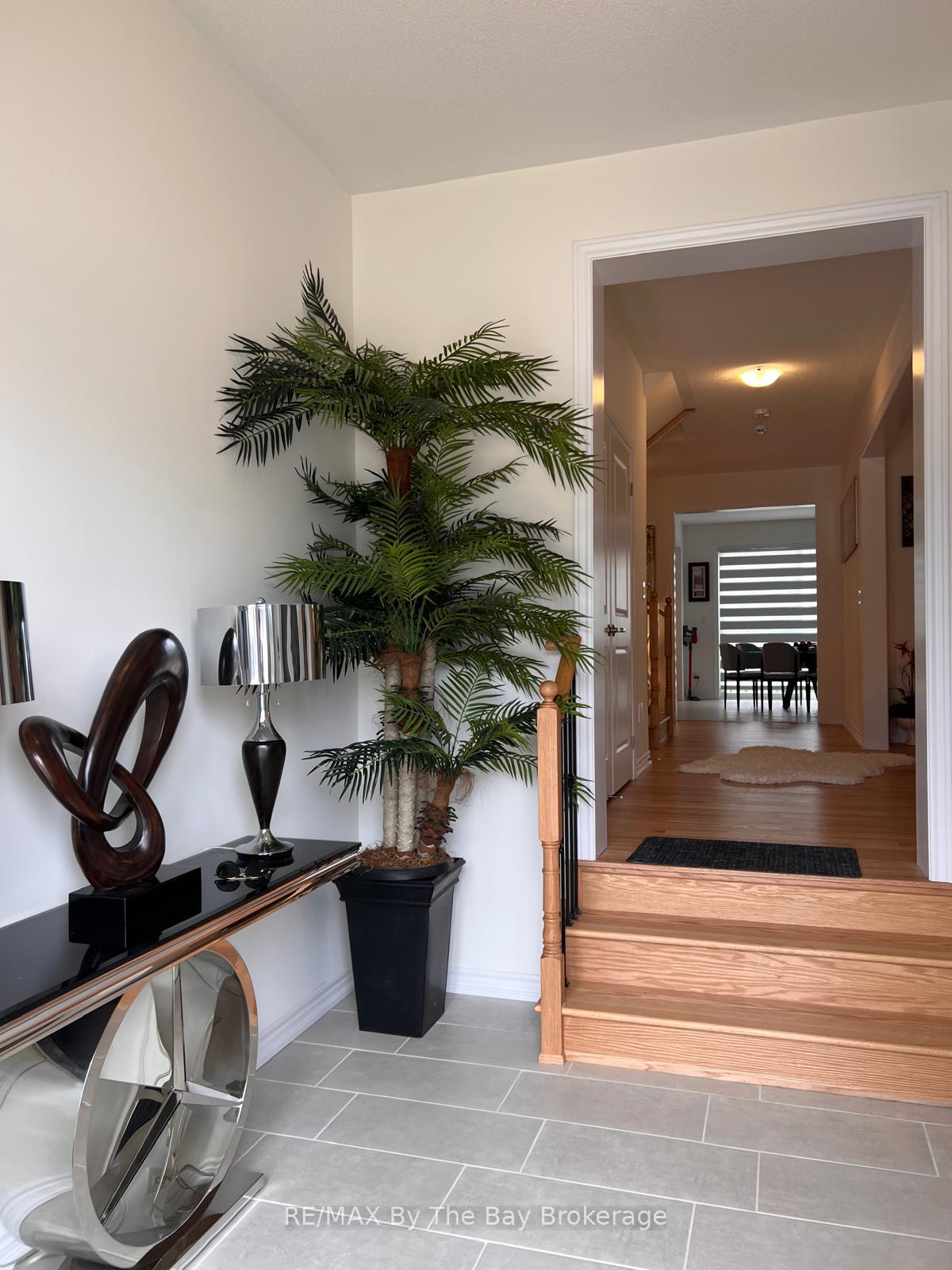 Photo 3 of 46 Rosanne Circle, Wasaga Beach — HOMEH