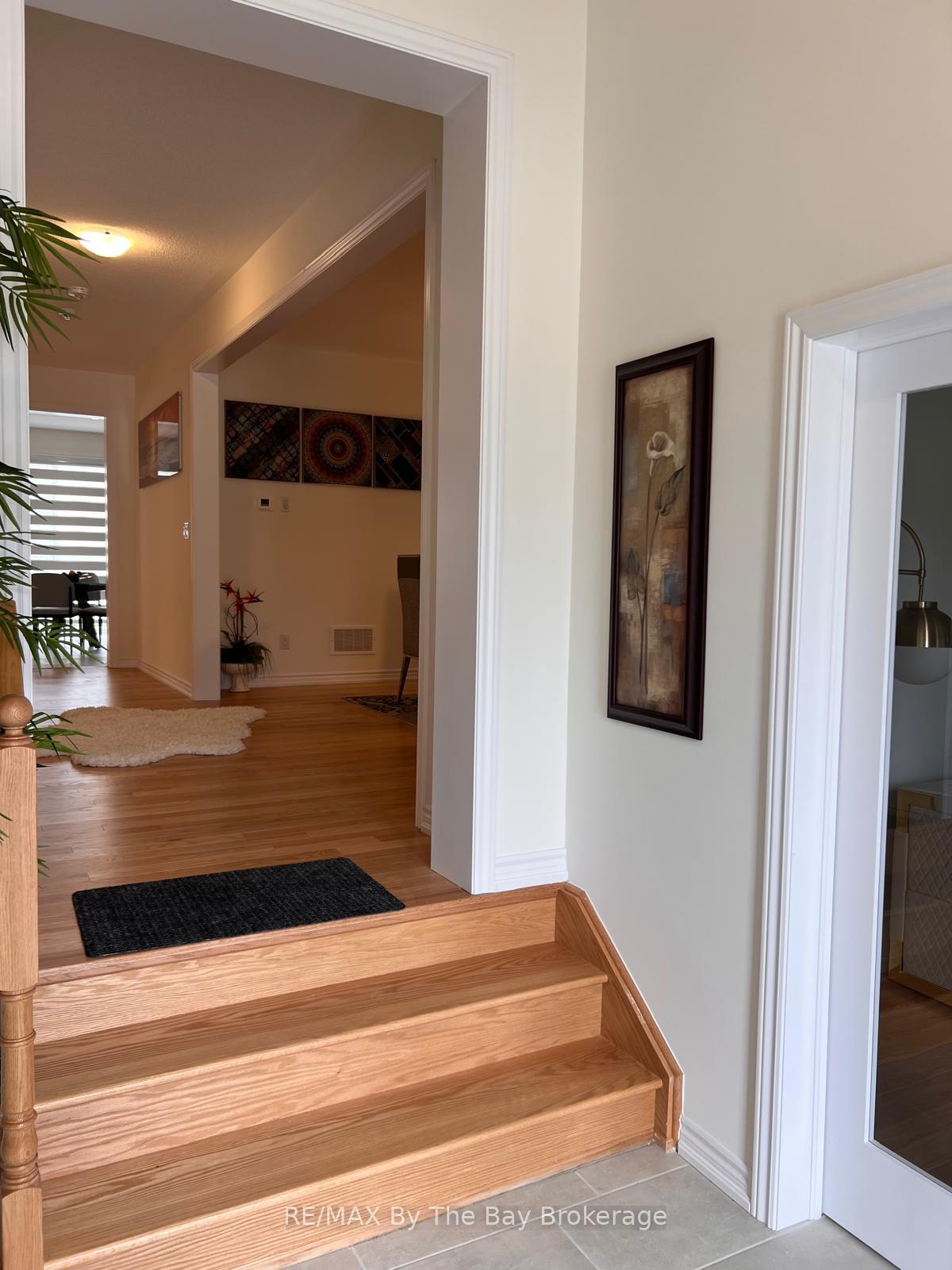 Photo 4 of 46 Rosanne Circle, Wasaga Beach — HOMEH