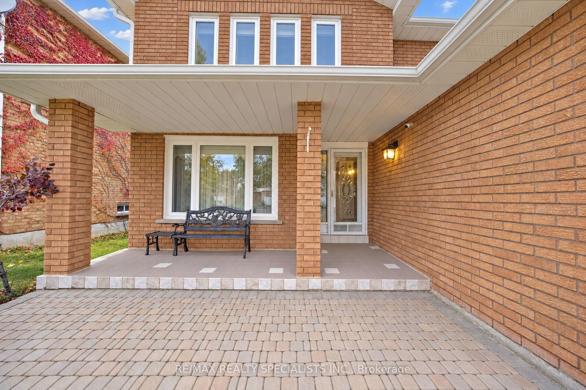 Photo 2 of 157 Sunforest Drive, Brampton, Heart Lake West — HOMEH