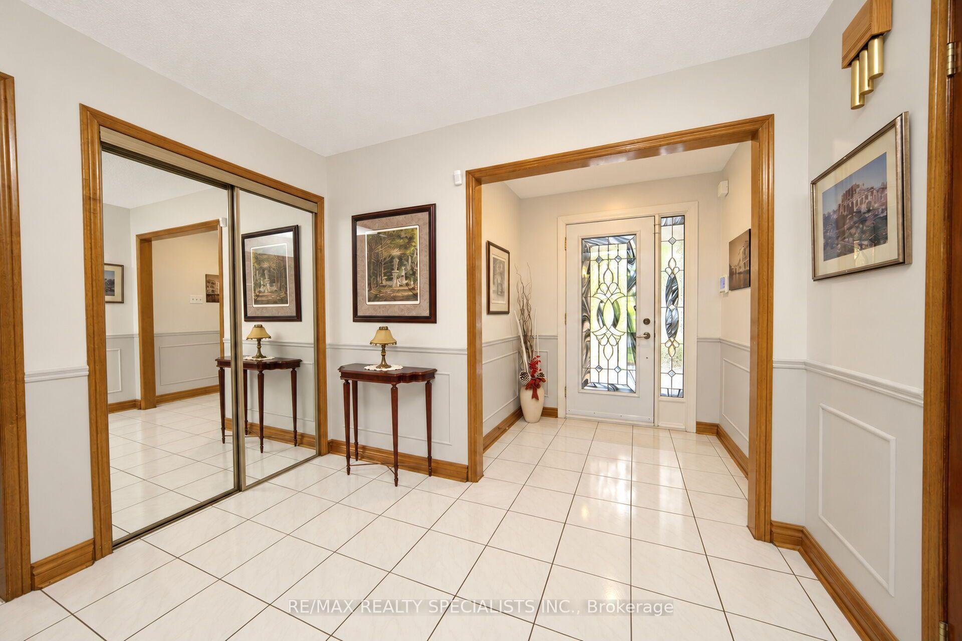 Photo 3 of 157 Sunforest Drive, Brampton, Heart Lake West — HOMEH