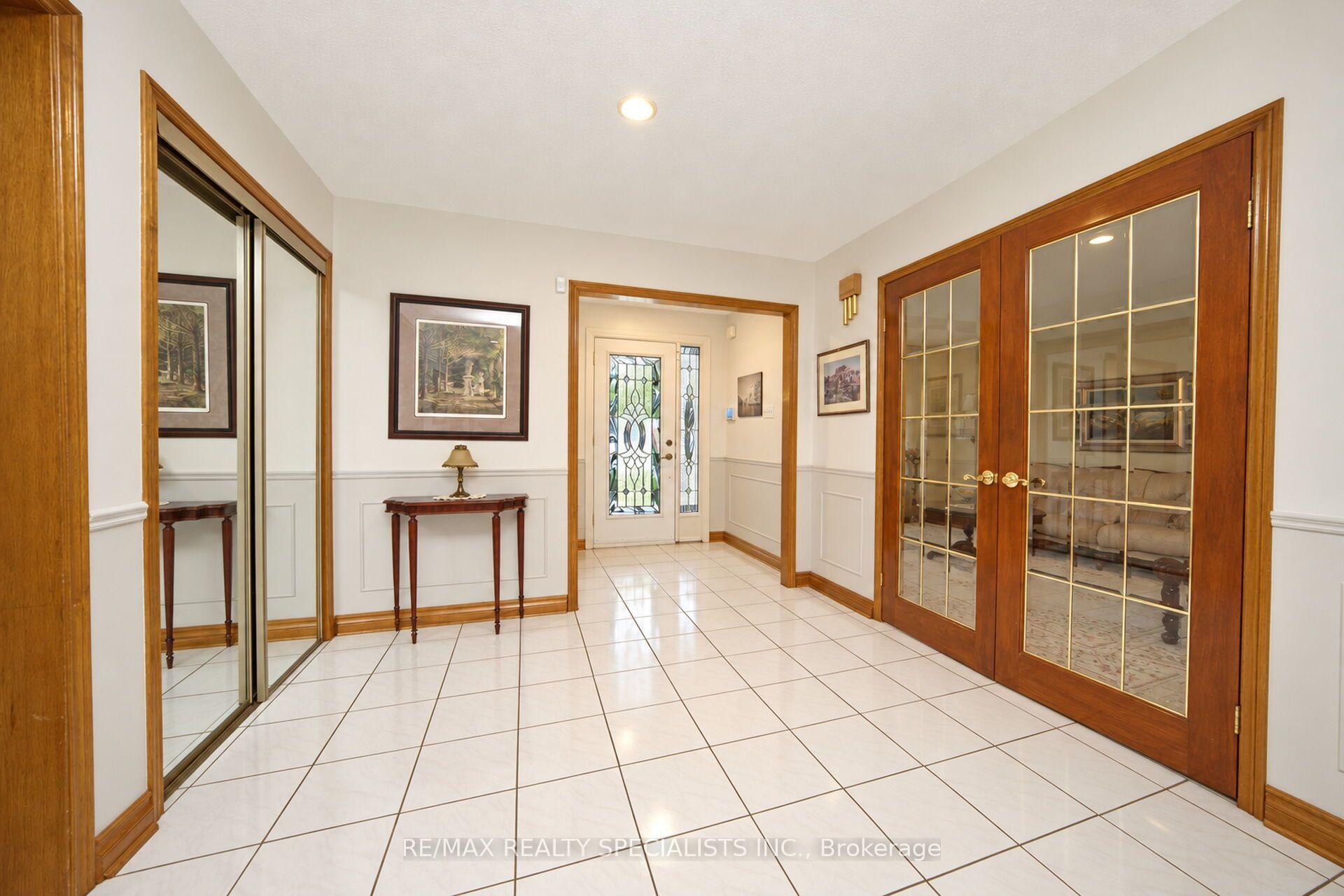 Photo 4 of 157 Sunforest Drive, Brampton, Heart Lake West — HOMEH