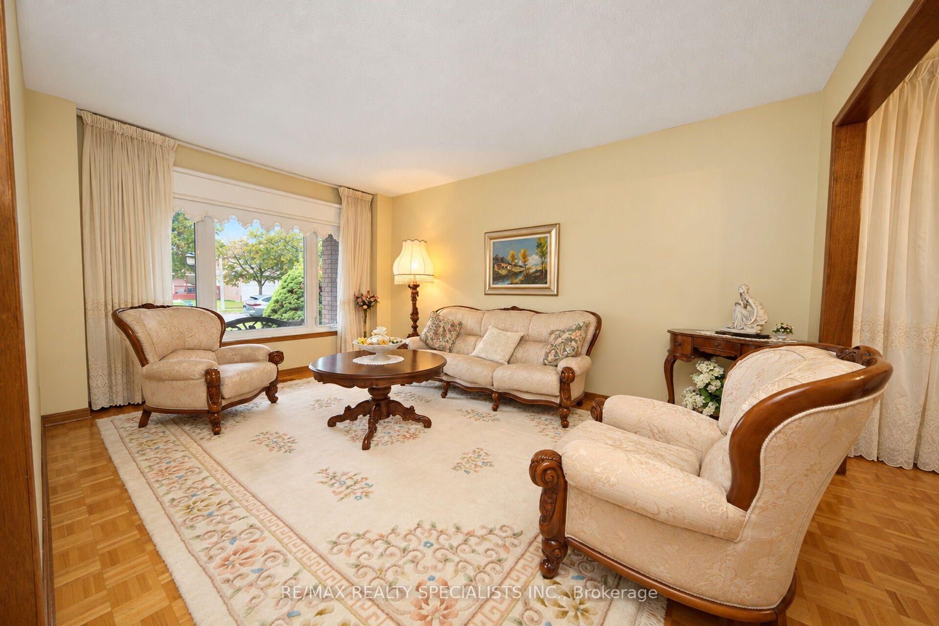 Photo 5 of 157 Sunforest Drive, Brampton, Heart Lake West — HOMEH