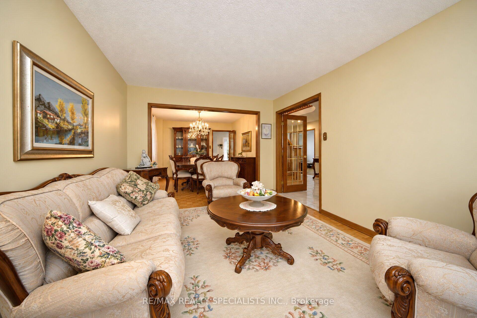 Photo 6 of 157 Sunforest Drive, Brampton, Heart Lake West — HOMEH