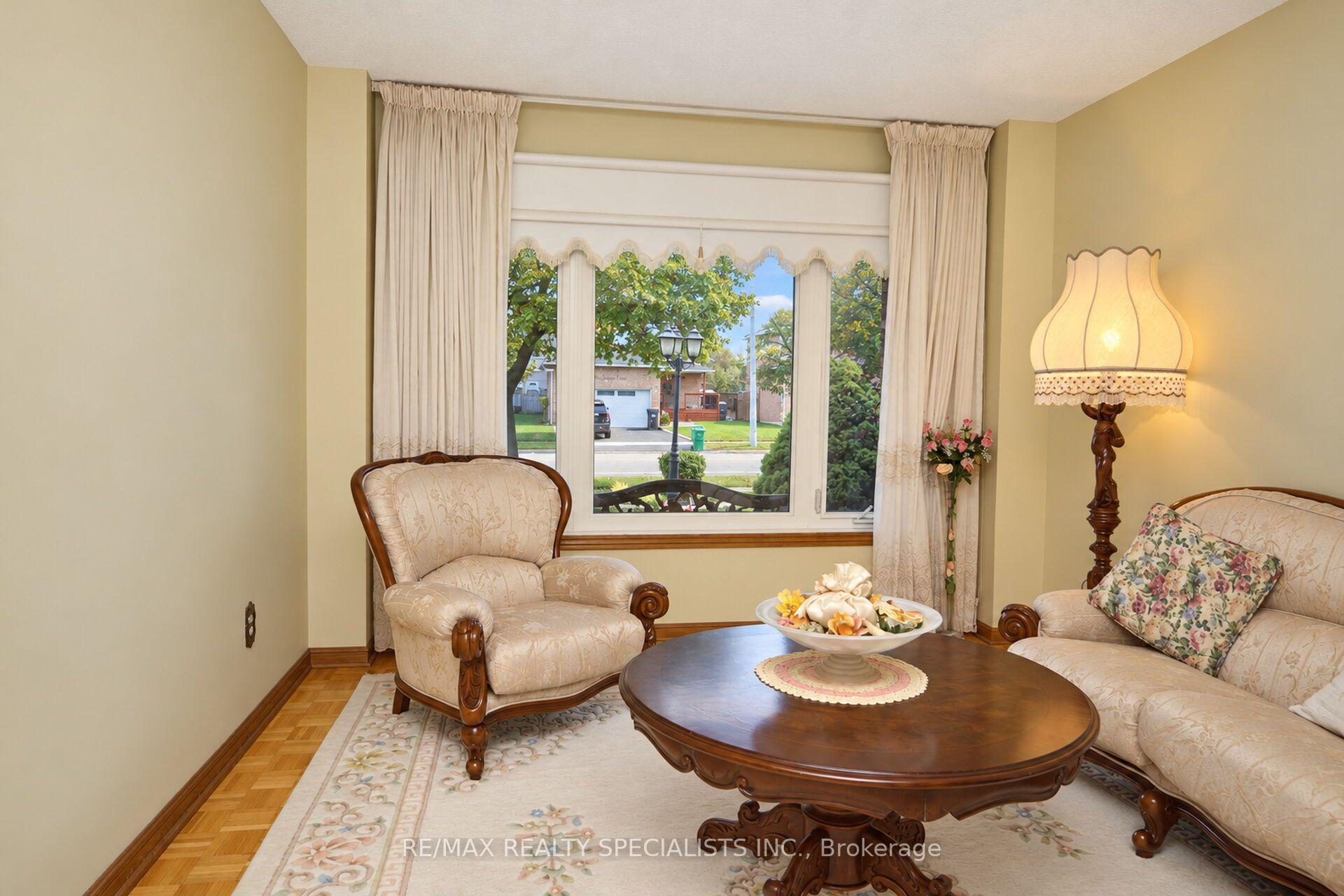 Photo 8 of 157 Sunforest Drive, Brampton, Heart Lake West — HOMEH