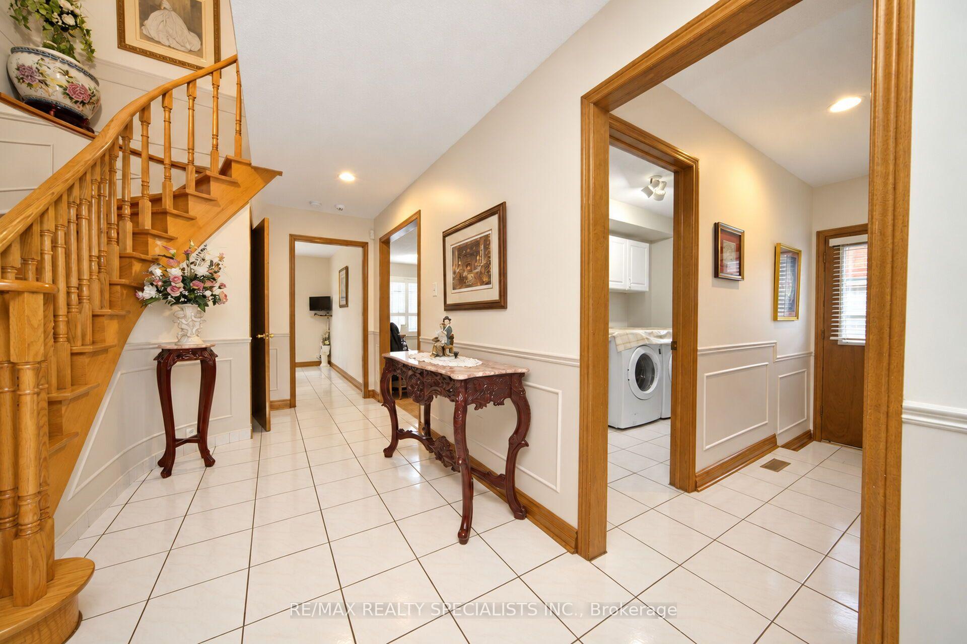 Photo 9 of 157 Sunforest Drive, Brampton, Heart Lake West — HOMEH