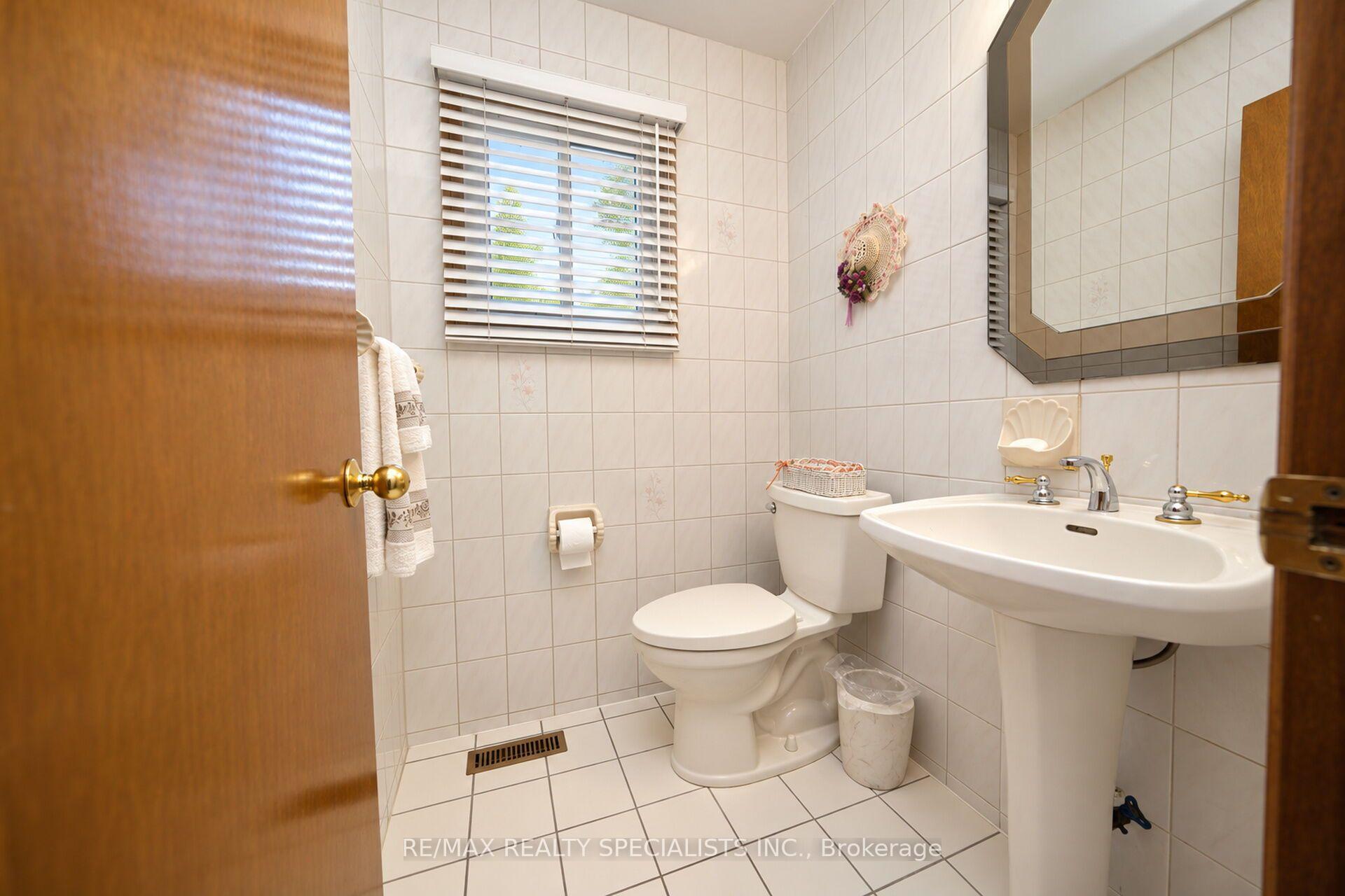 Photo 11 of 157 Sunforest Drive, Brampton, Heart Lake West — HOMEH