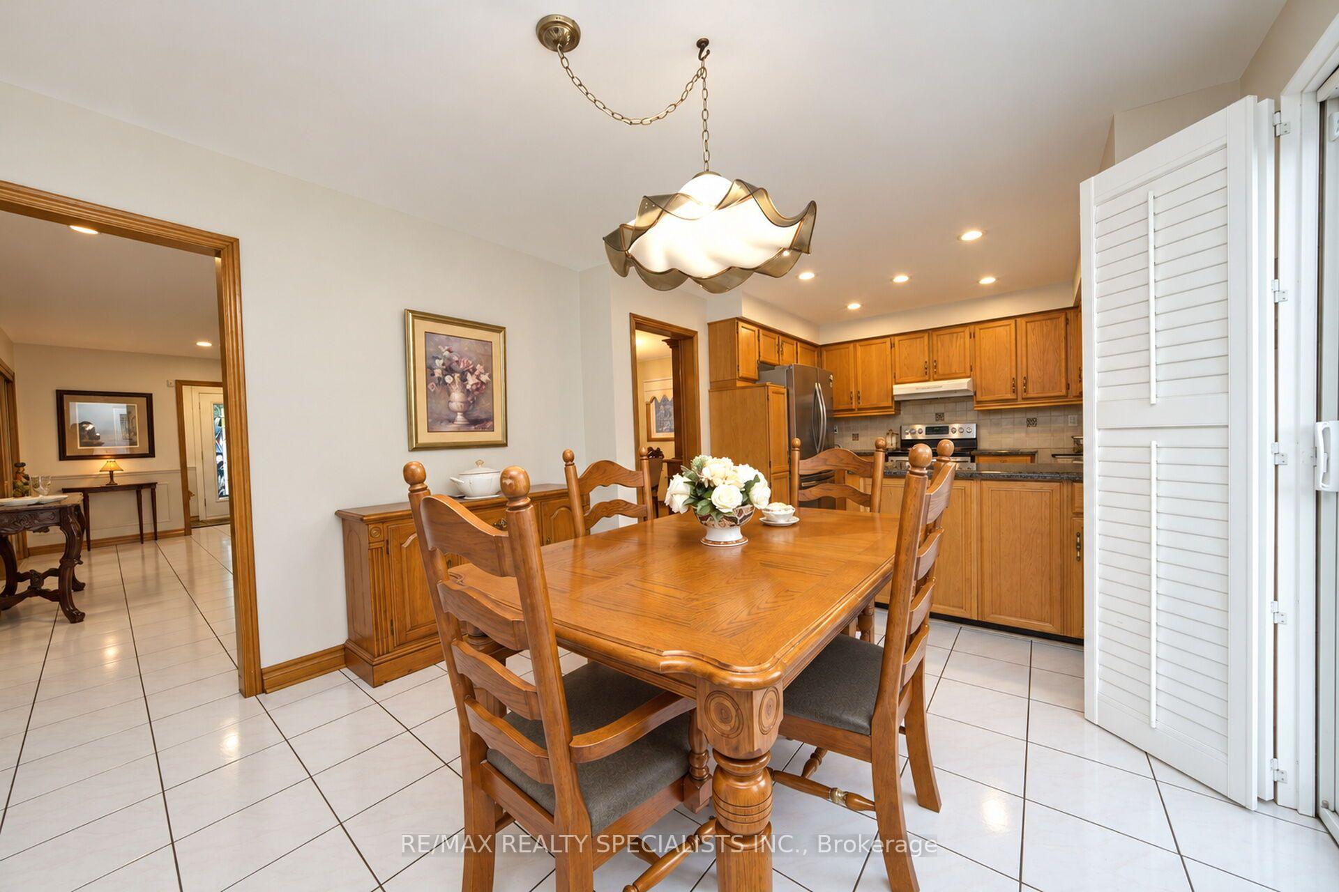 Photo 15 of 157 Sunforest Drive, Brampton, Heart Lake West — HOMEH