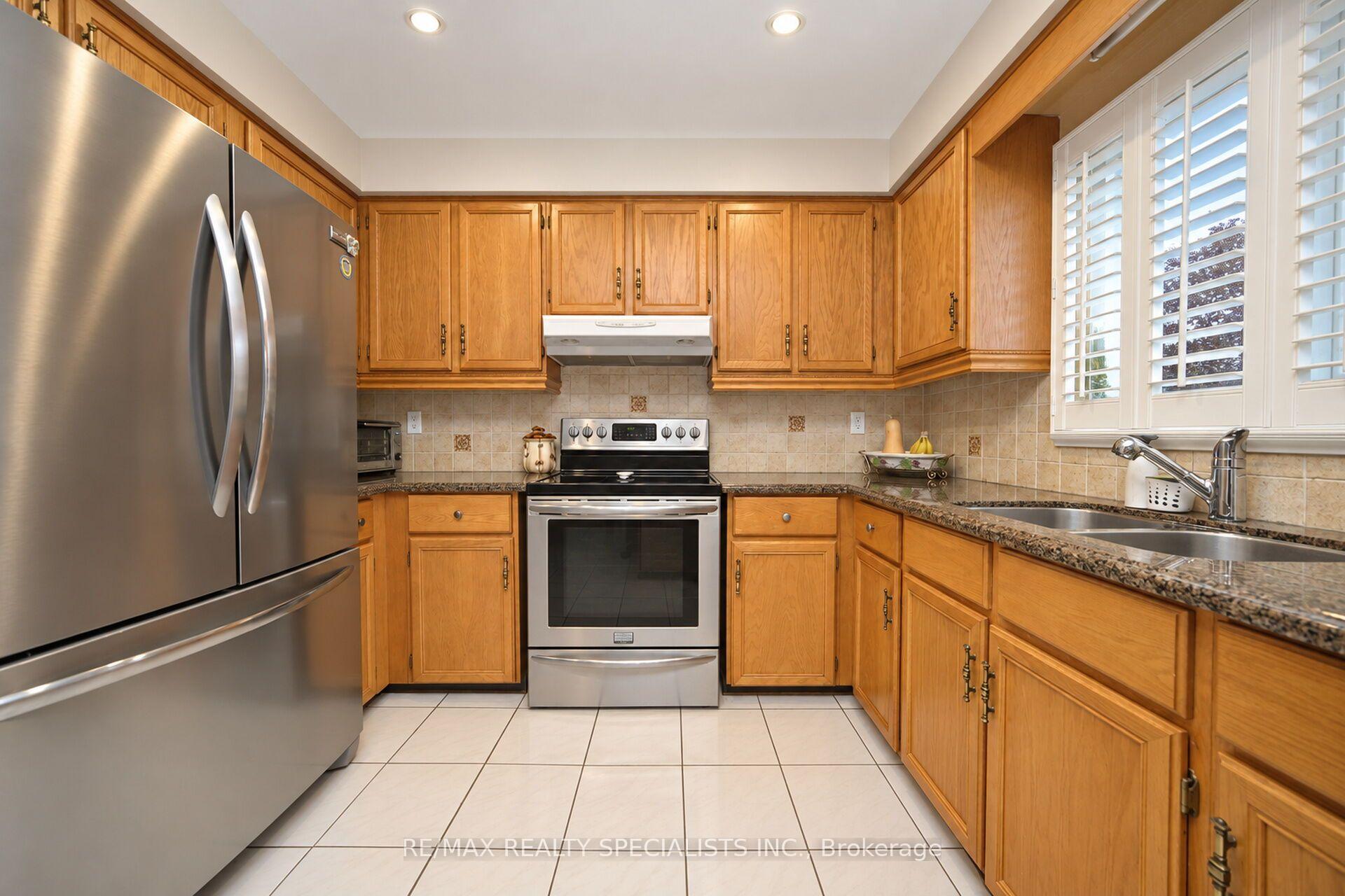 Photo 16 of 157 Sunforest Drive, Brampton, Heart Lake West — HOMEH