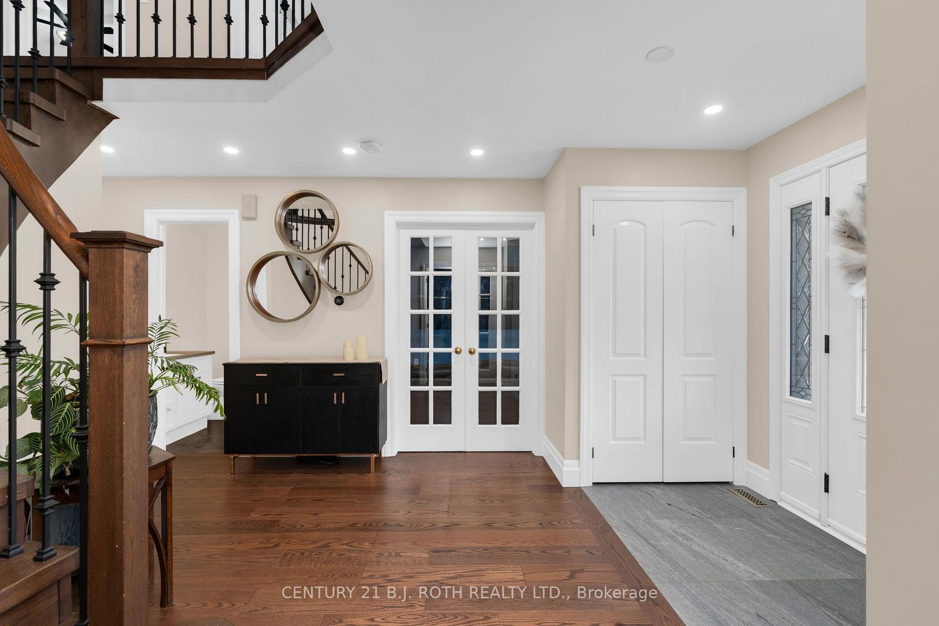 Photo 3 of 2 Brushwood Crescent, Barrie, Bayshore — HOMEH