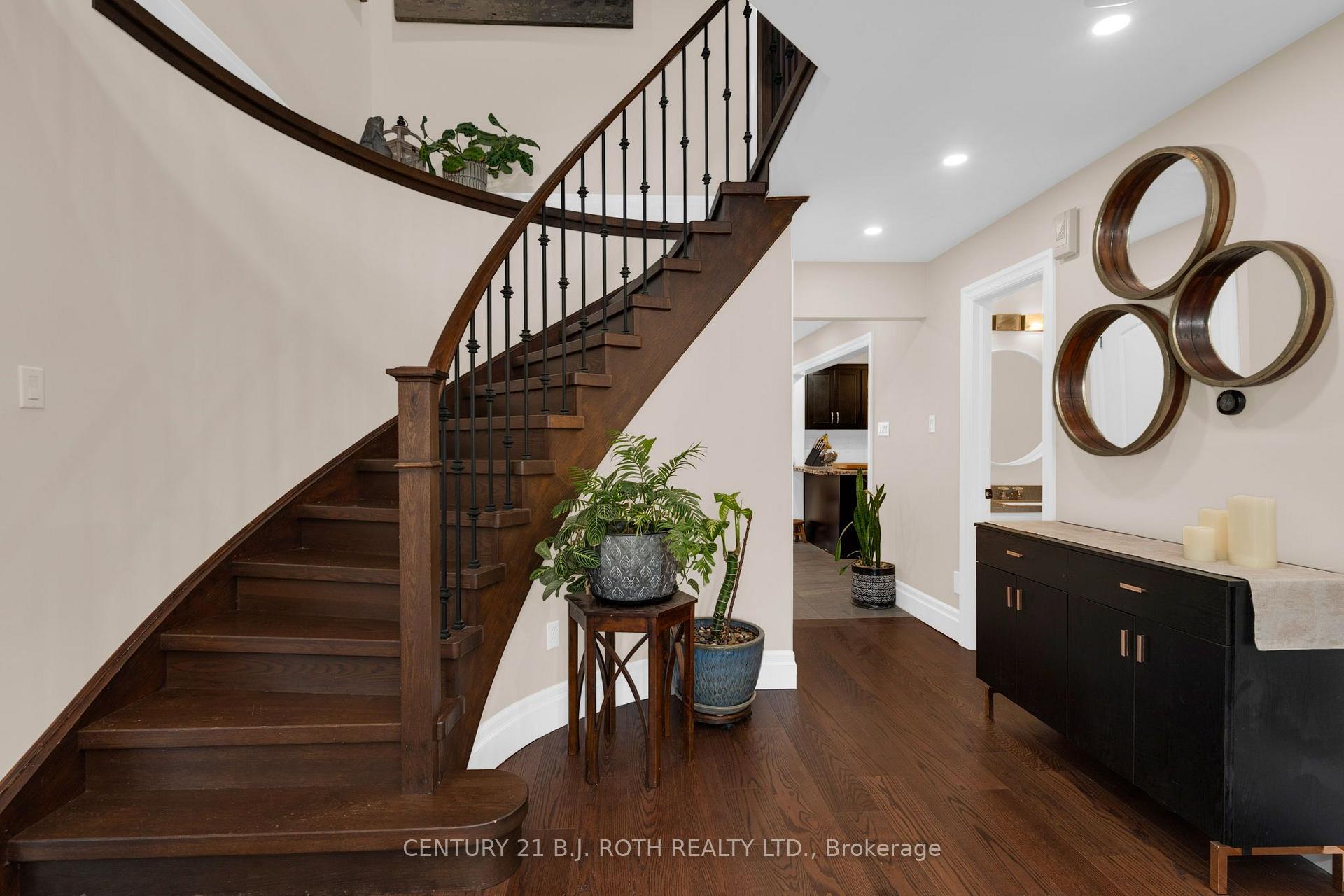 Photo 4 of 2 Brushwood Crescent, Barrie, Bayshore — HOMEH