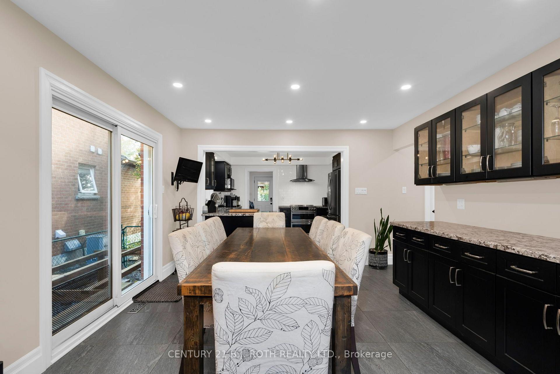 Photo 8 of 2 Brushwood Crescent, Barrie, Bayshore — HOMEH