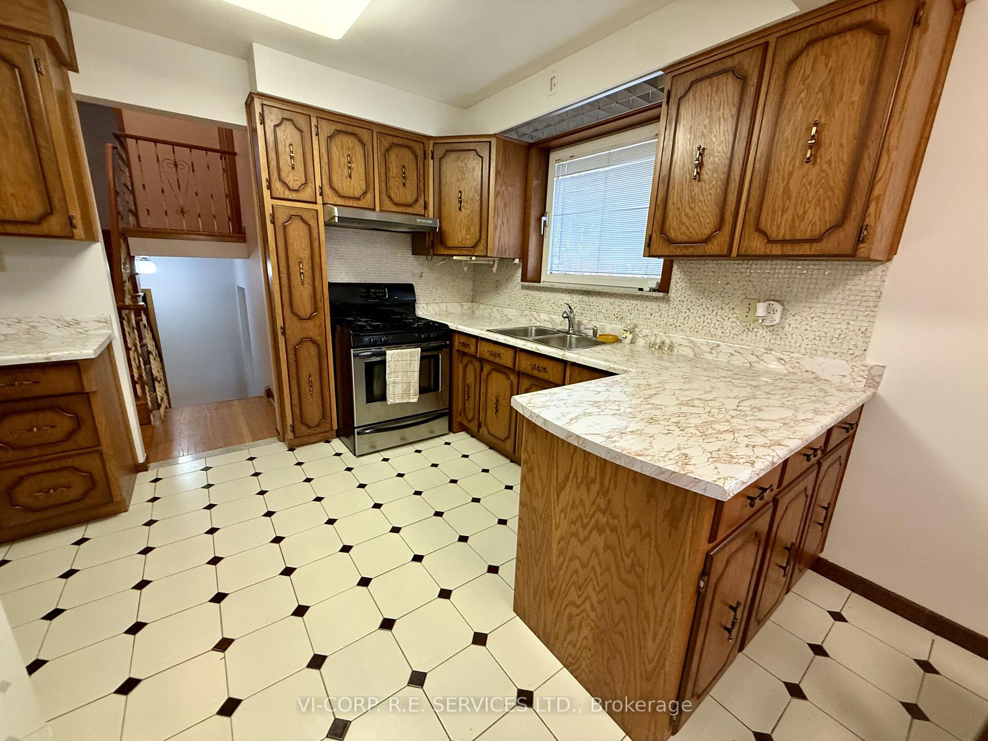 Photo 6 of 25 Bamford Crescent, North York, Black Creek — HOMEH