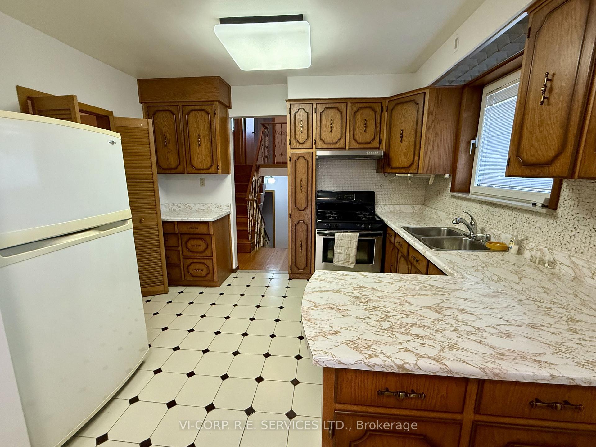 Photo 7 of 25 Bamford Crescent, North York, Black Creek — HOMEH