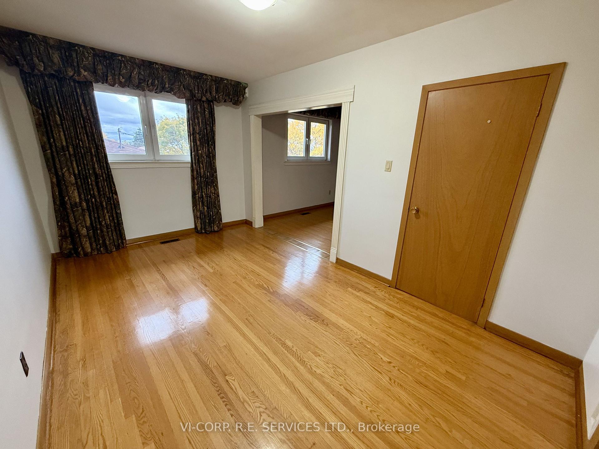 Photo 9 of 25 Bamford Crescent, North York, Black Creek — HOMEH