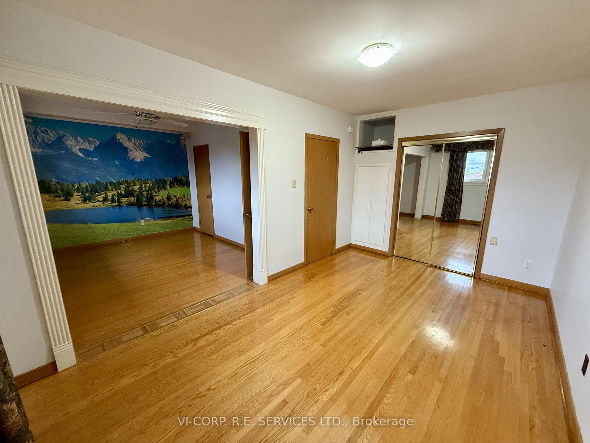 Photo 10 of 25 Bamford Crescent, North York, Black Creek — HOMEH