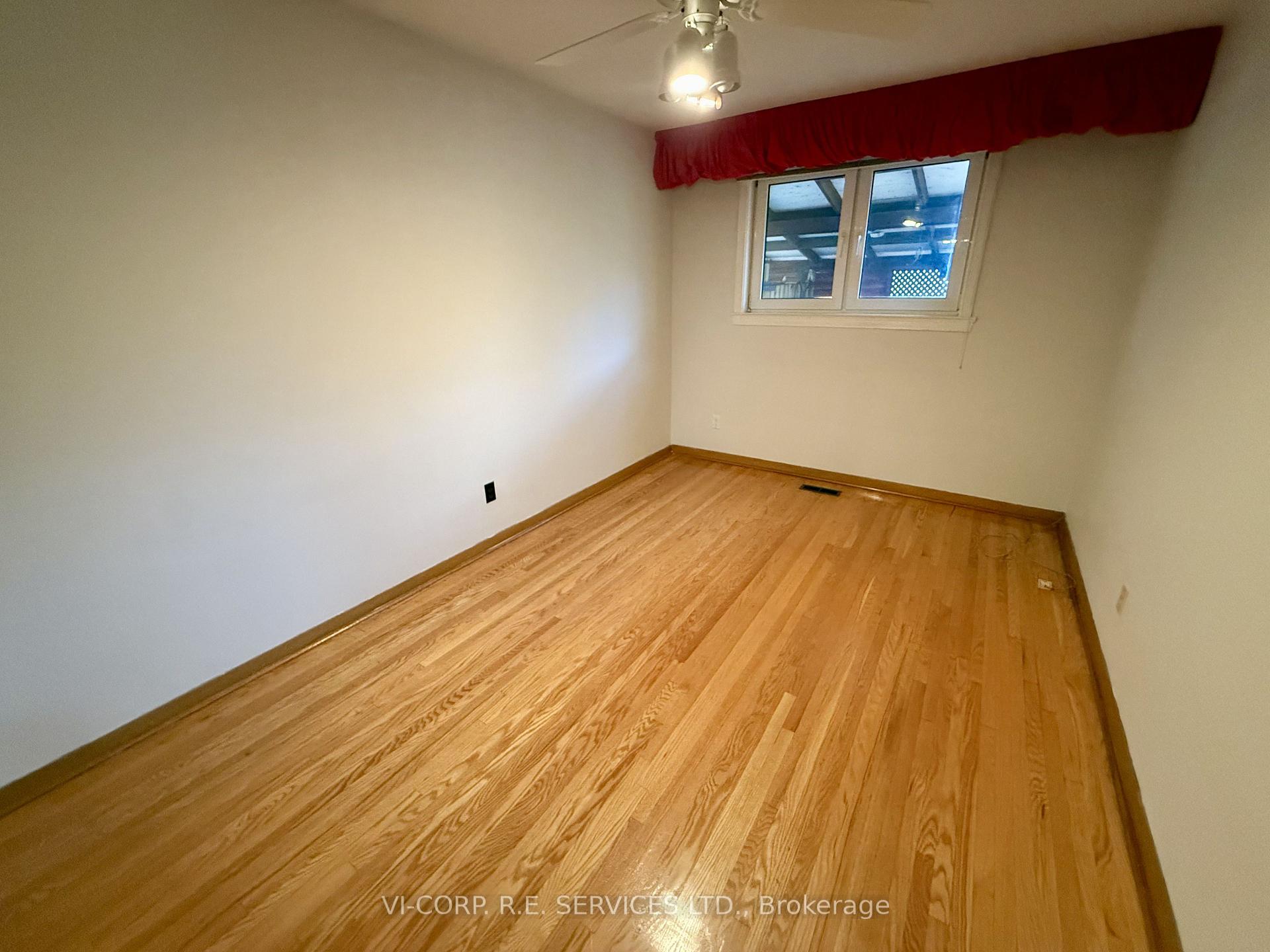 Photo 14 of 25 Bamford Crescent, North York, Black Creek — HOMEH