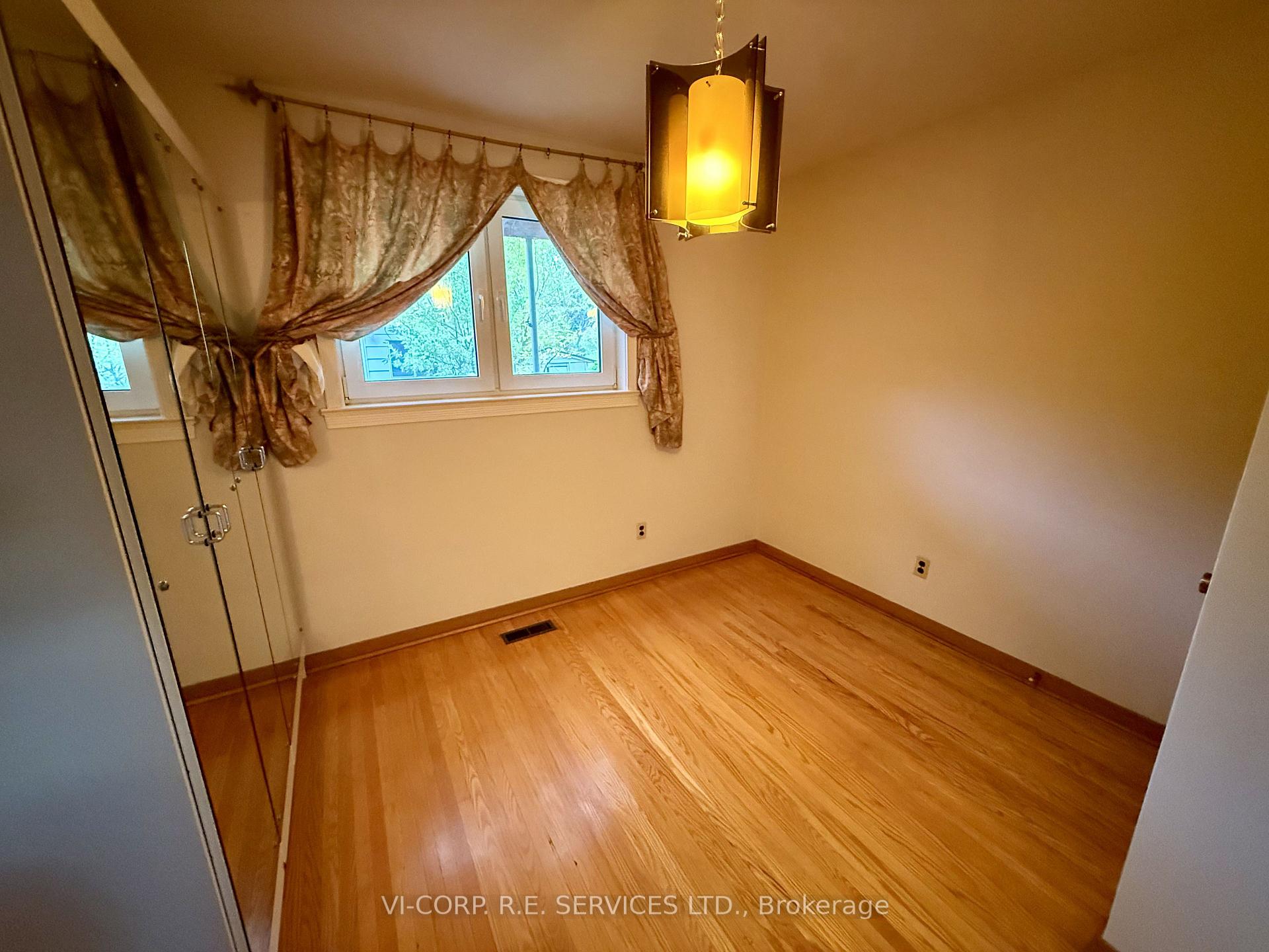 Photo 15 of 25 Bamford Crescent, North York, Black Creek — HOMEH
