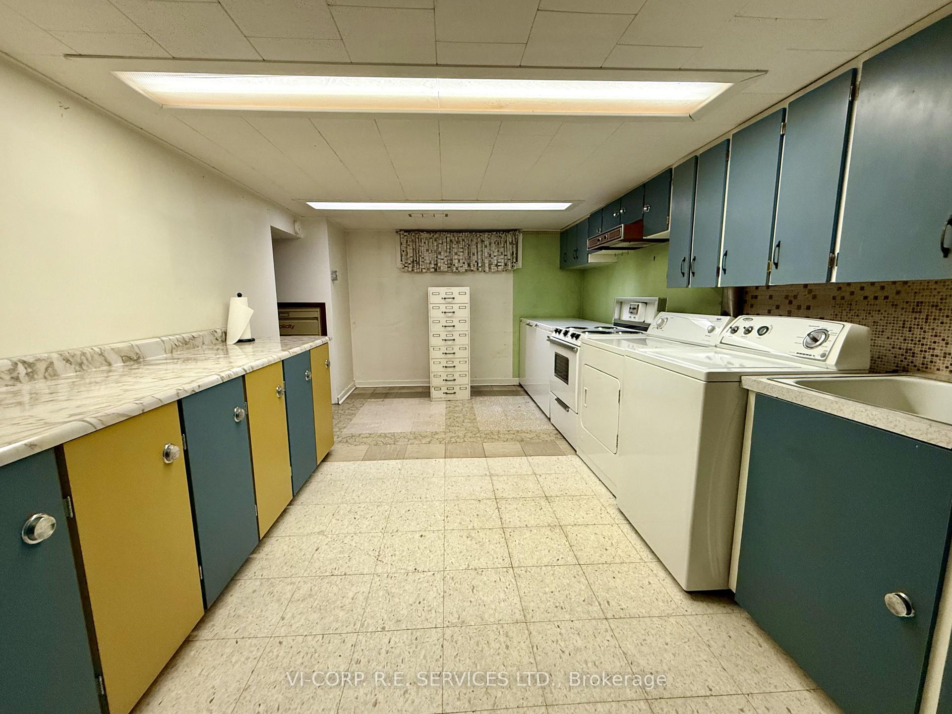 Photo 17 of 25 Bamford Crescent, North York, Black Creek — HOMEH