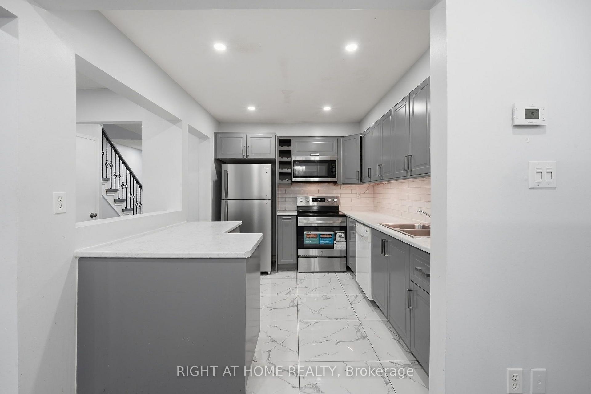 Photo 8 of Unit 21, 35 Chipstead Avenue, Brampton, Northwood Park — HOMEH