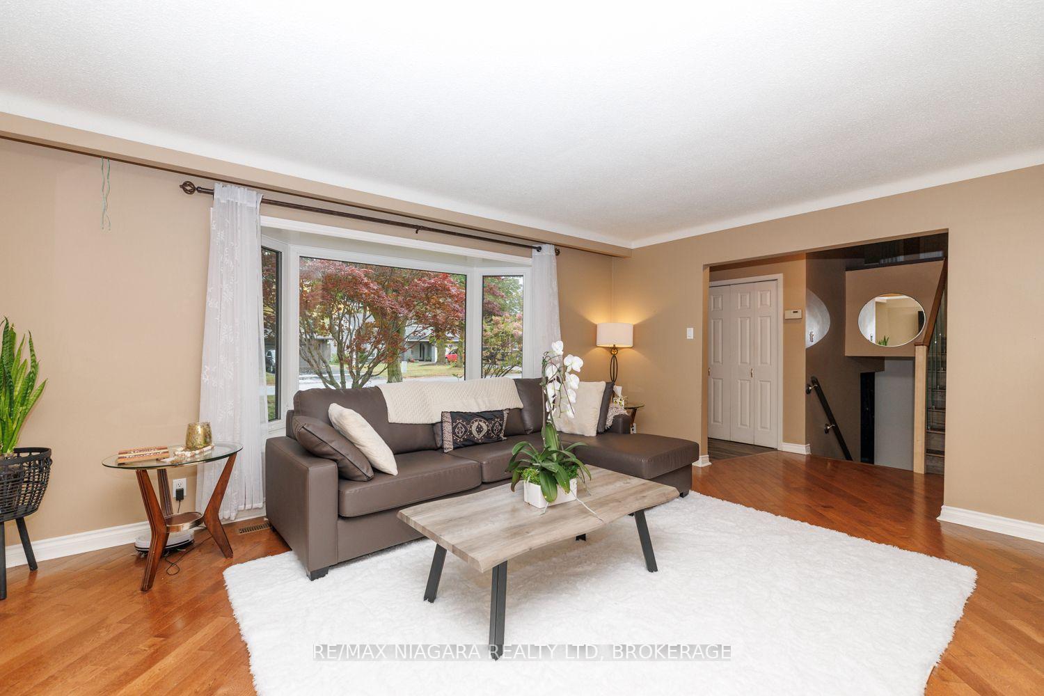 Photo 4 of 3360 Baker Crescent, Niagara Falls, Casey — HOMEH
