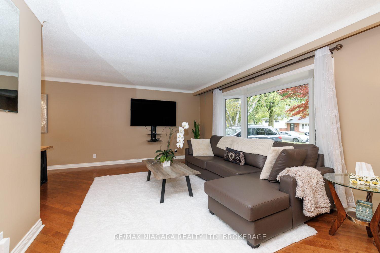 Photo 5 of 3360 Baker Crescent, Niagara Falls, Casey — HOMEH