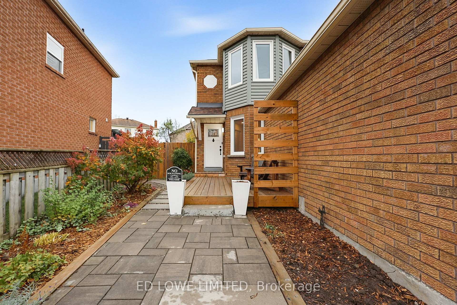 Photo 3 of 63 Weatherup Crescent, Barrie, West Bayfield — HOMEH