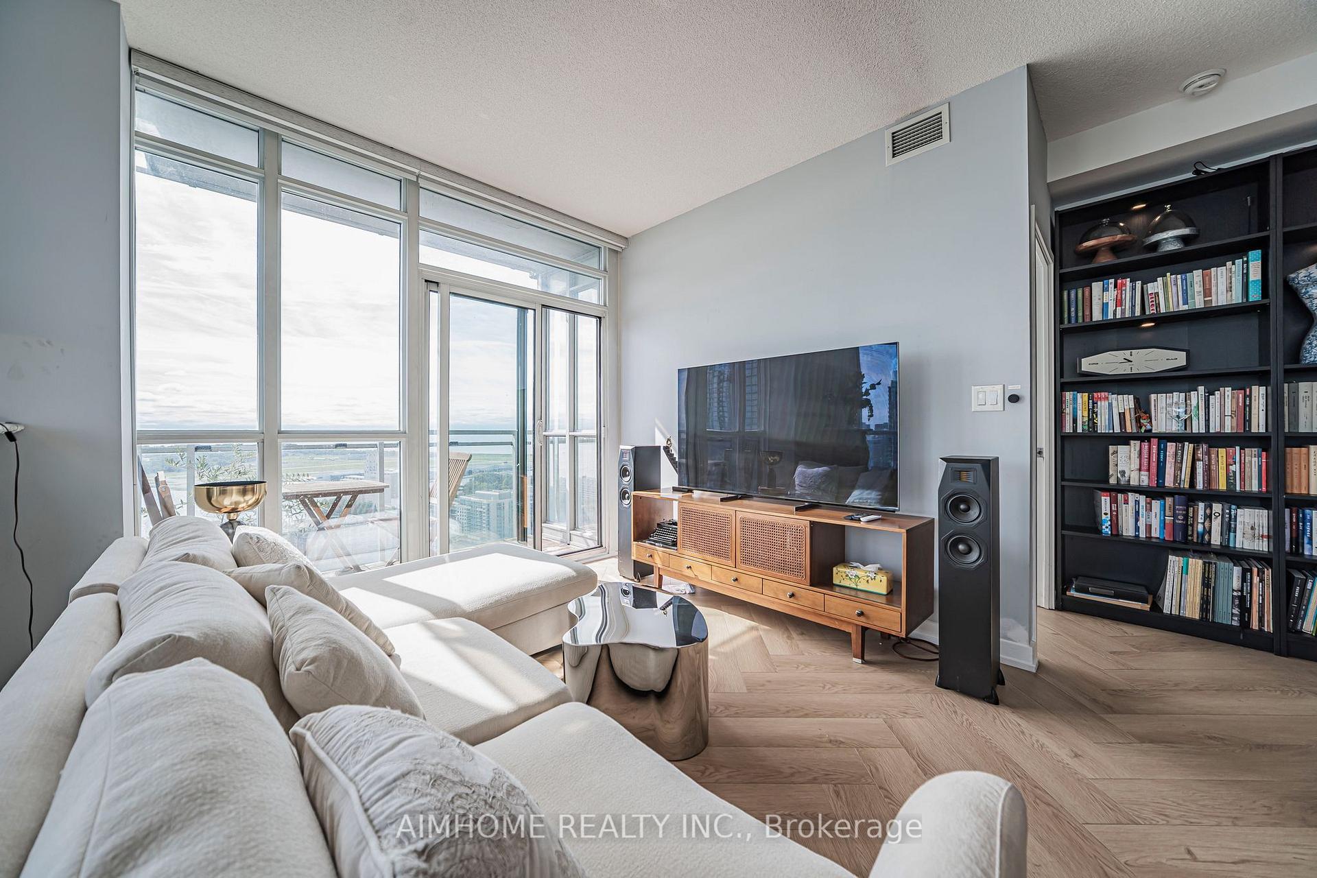 Photo 4 of Unit 3206, 15 Iceboat Terrace, Toronto, Waterfront Communities — HOMEH