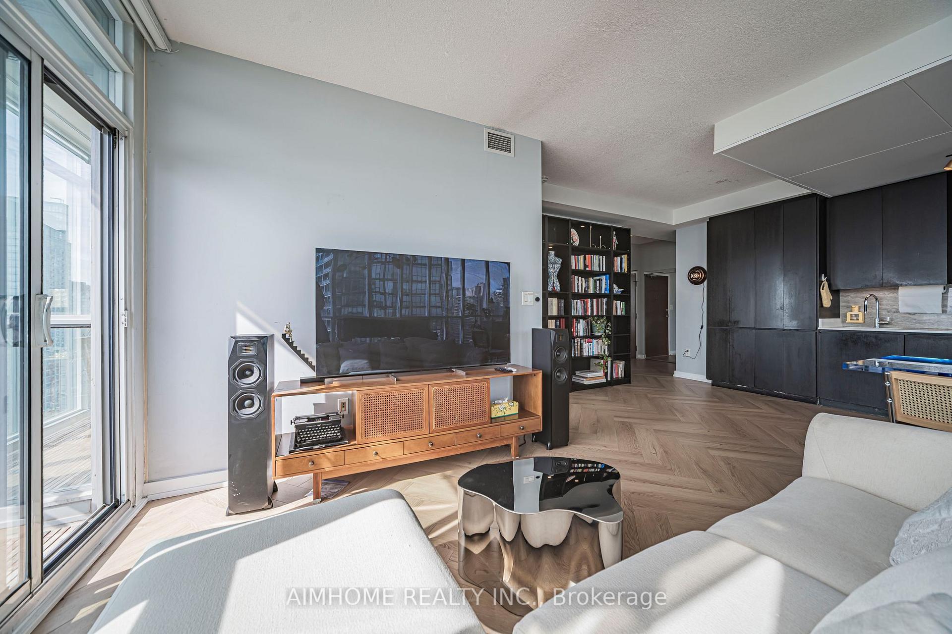 Photo 5 of Unit 3206, 15 Iceboat Terrace, Toronto, Waterfront Communities — HOMEH