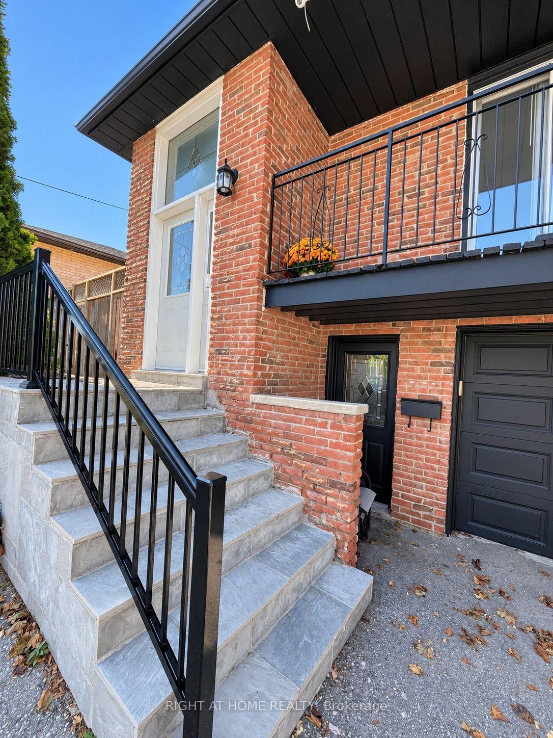 Photo 2 of 101 Hanson Road, Mississauga, Fairview — HOMEH