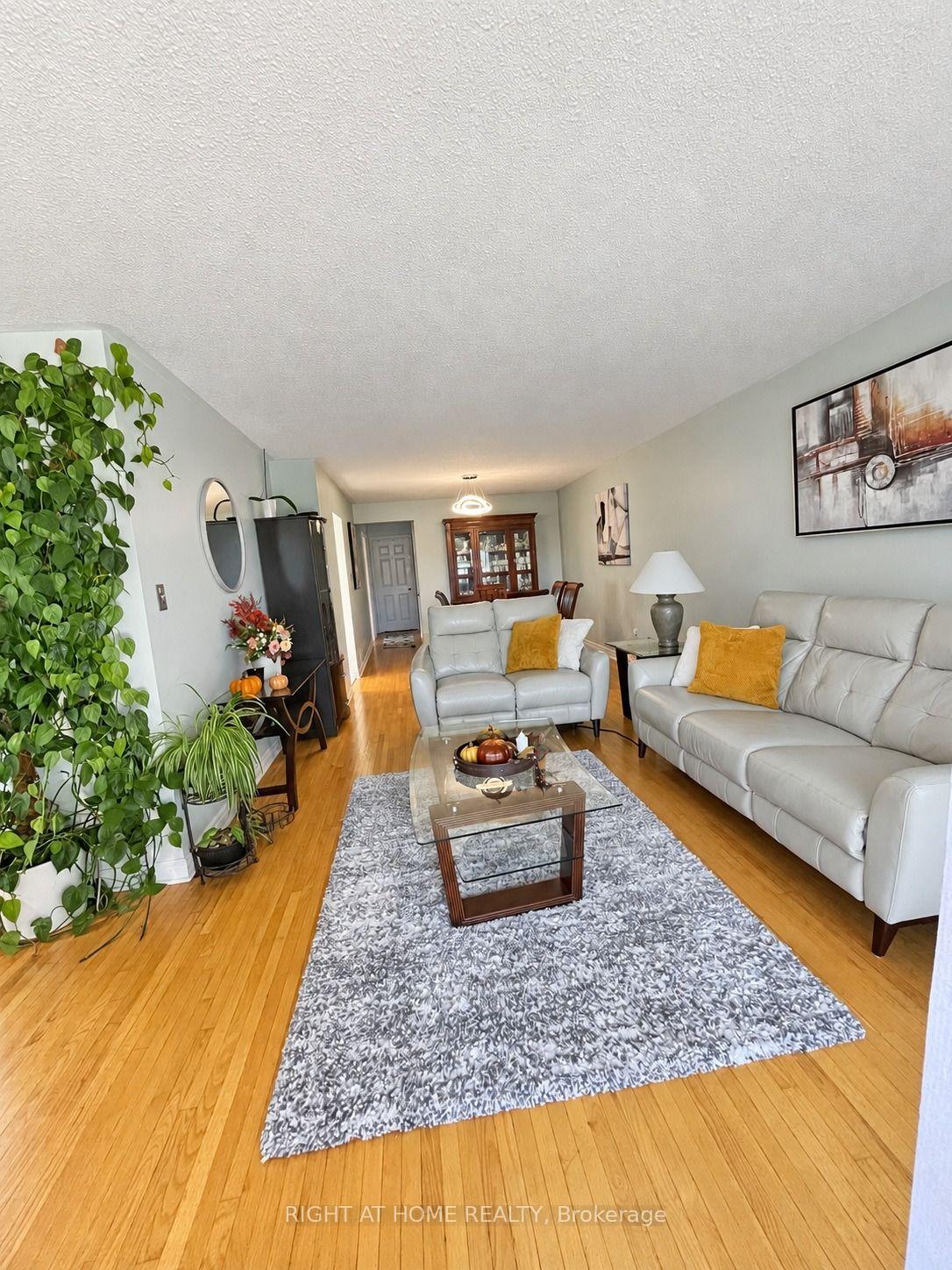 Photo 13 of 101 Hanson Road, Mississauga, Fairview — HOMEH