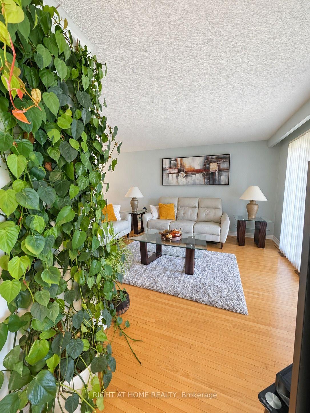 Photo 14 of 101 Hanson Road, Mississauga, Fairview — HOMEH