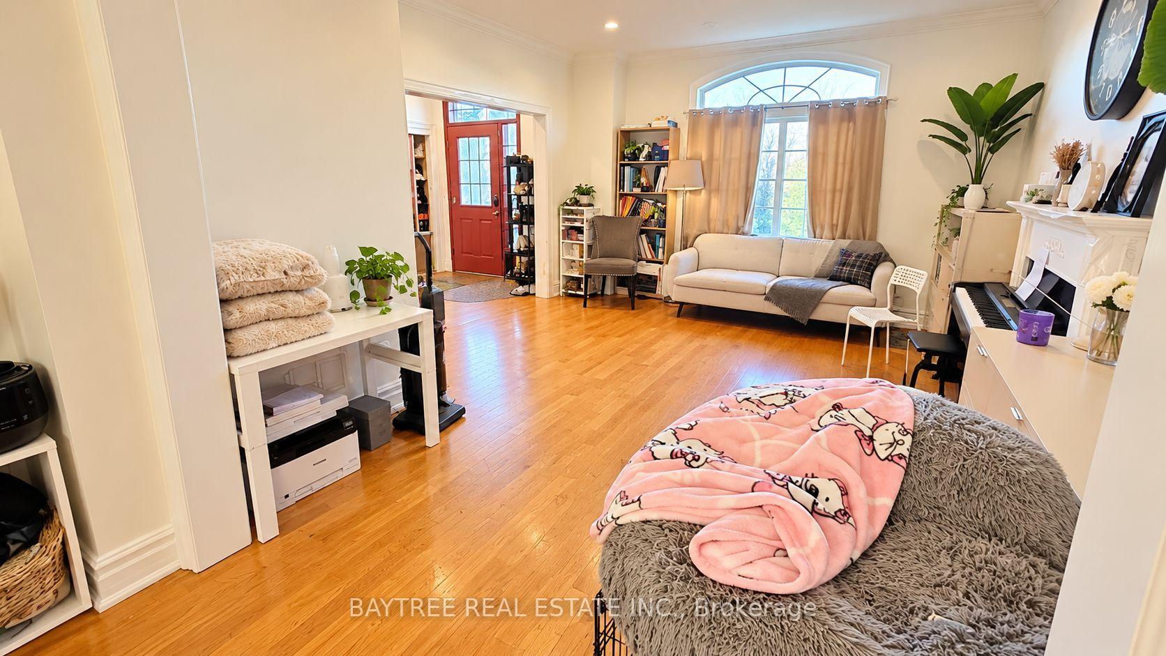 Photo 2 of Unit Upper, 257 Cocksfield Avenue, North York, Bathurst Manor — HOMEH