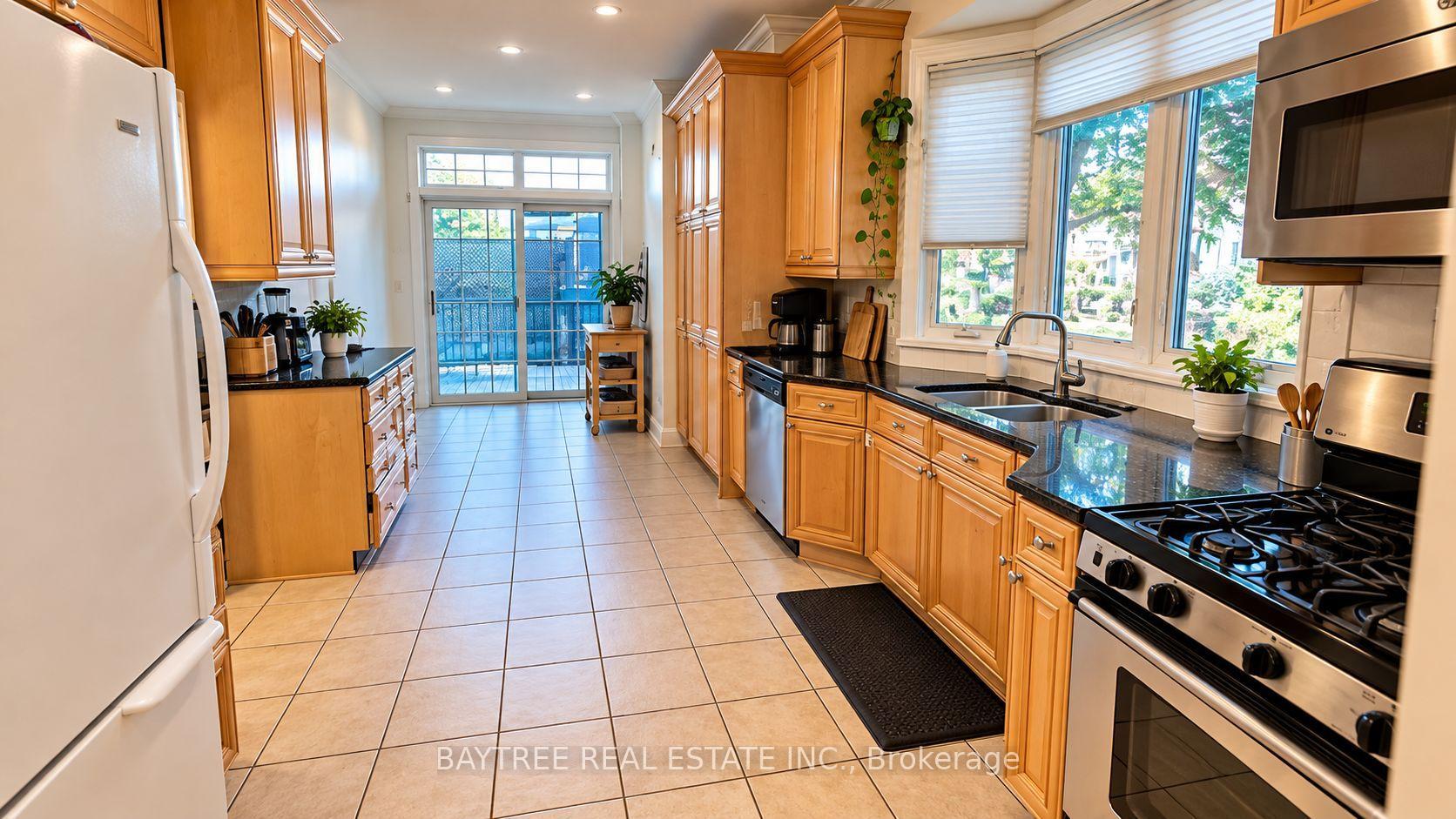 Photo 6 of Unit Upper, 257 Cocksfield Avenue, North York, Bathurst Manor — HOMEH